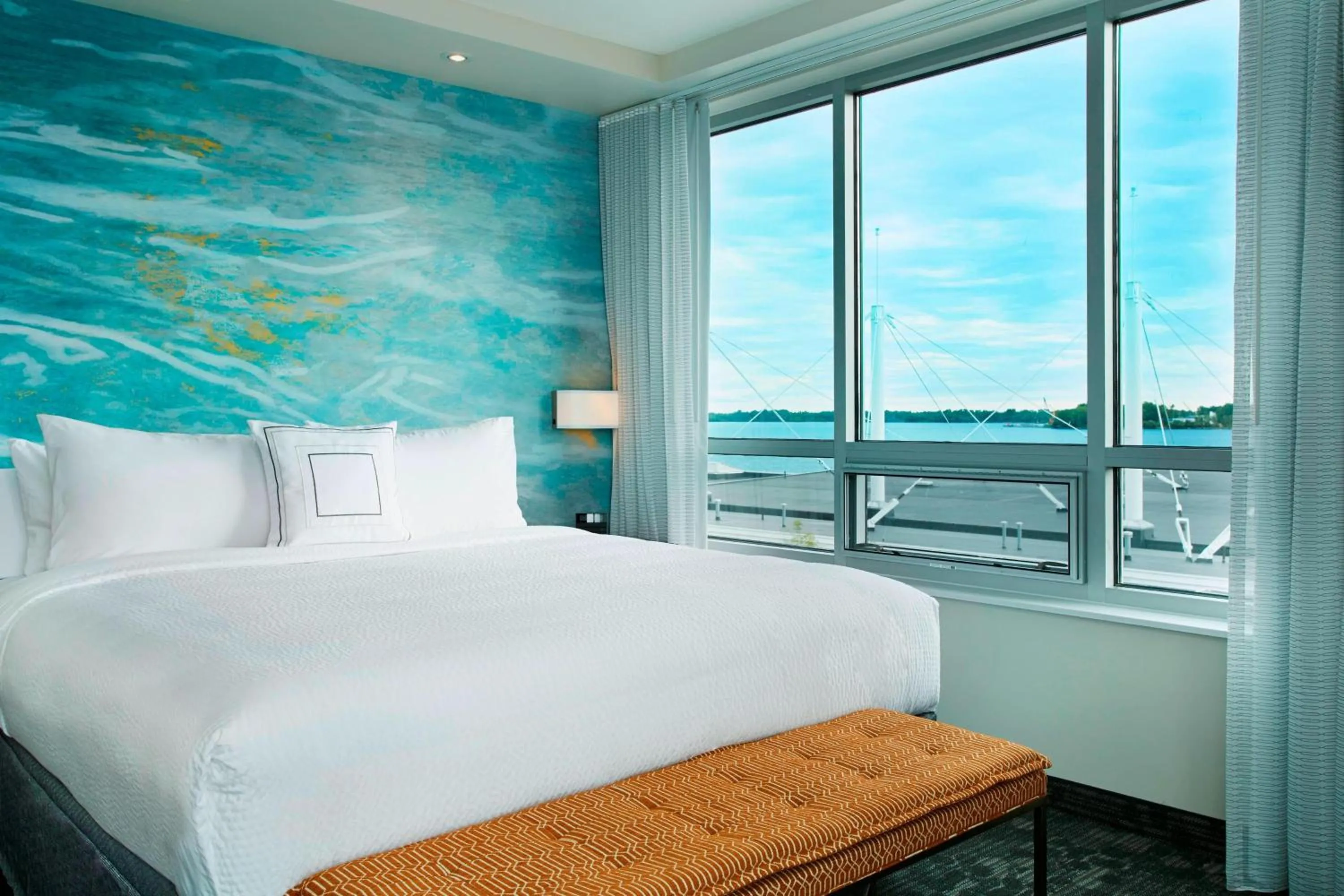 Bedroom, Bed in Courtyard by Marriott Erie Bayfront