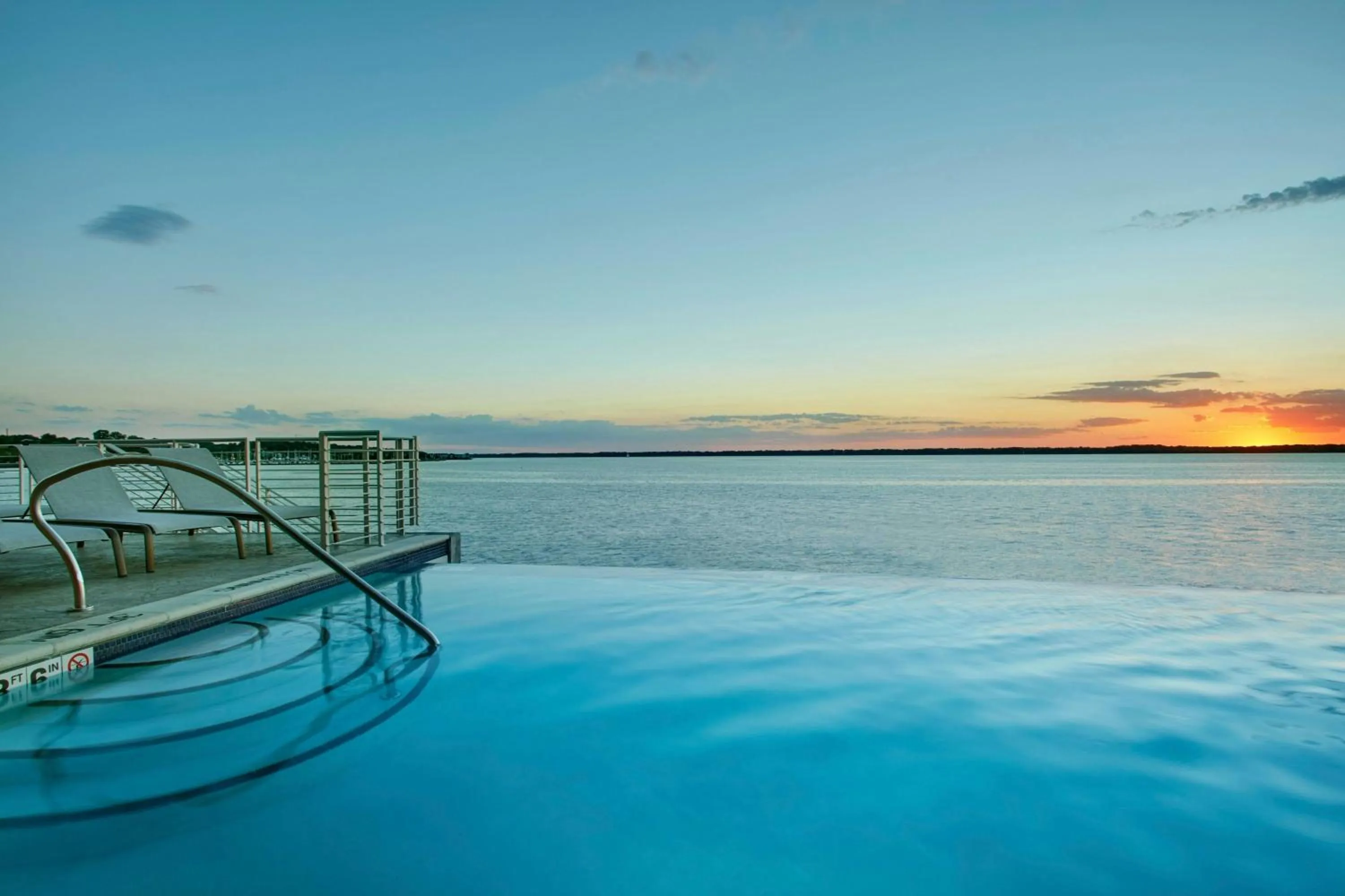 Swimming pool in Courtyard by Marriott Erie Bayfront