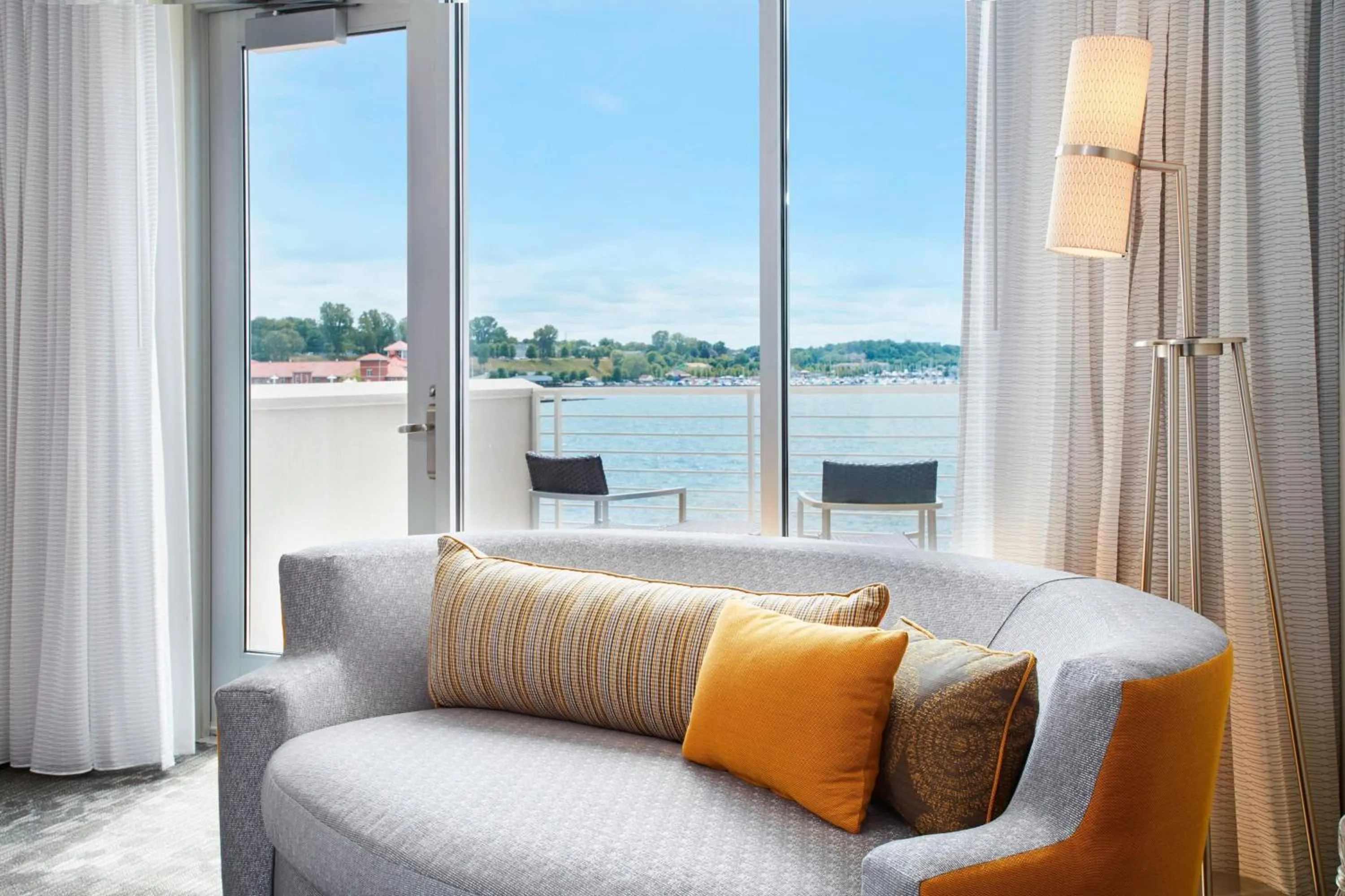 Photo of the whole room in Courtyard by Marriott Erie Bayfront