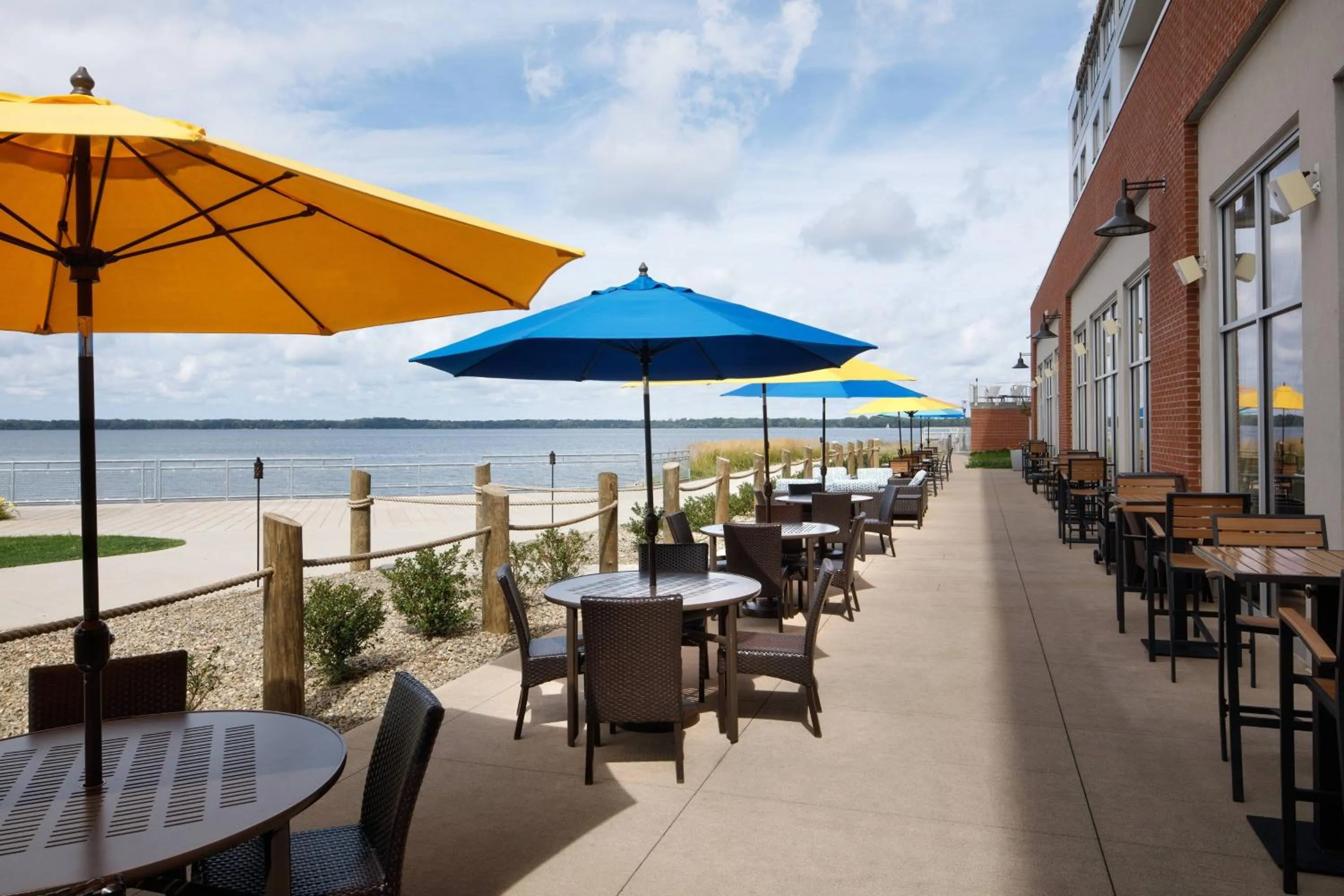 Lounge or bar in Courtyard by Marriott Erie Bayfront