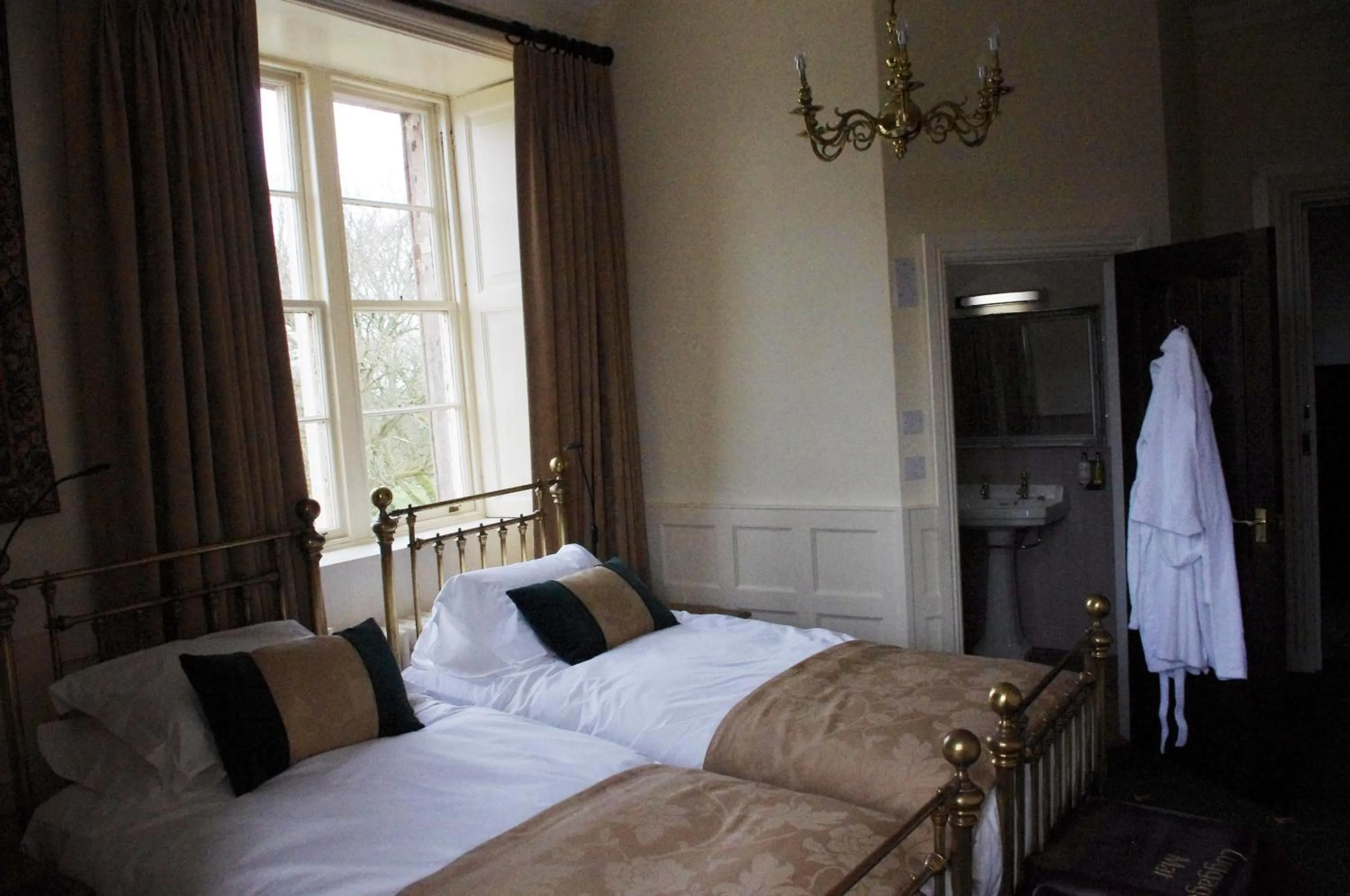 Bathroom, Bed in Appleby Castle