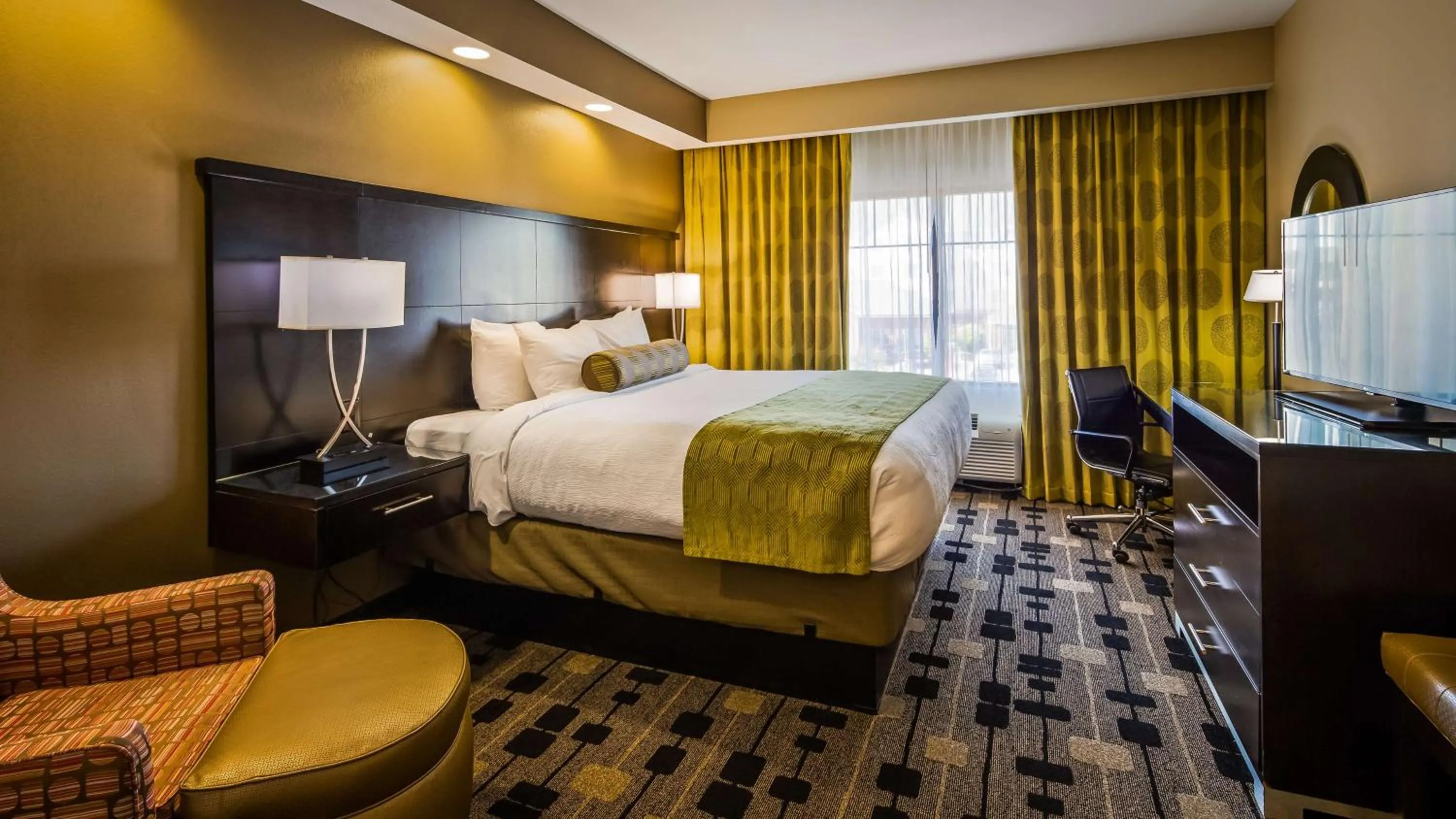 Photo of the whole room, Bed in Best Western Plus University Inn