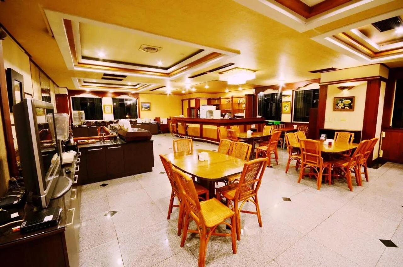 Restaurant/places to eat in Abbo Hotel