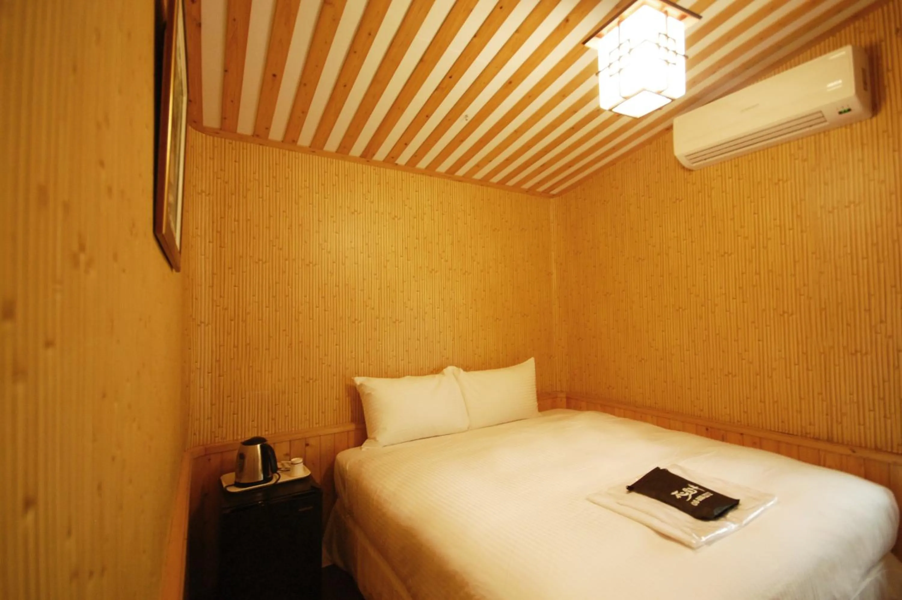 Photo of the whole room, Bed in Hananoi Bed and Breakfast