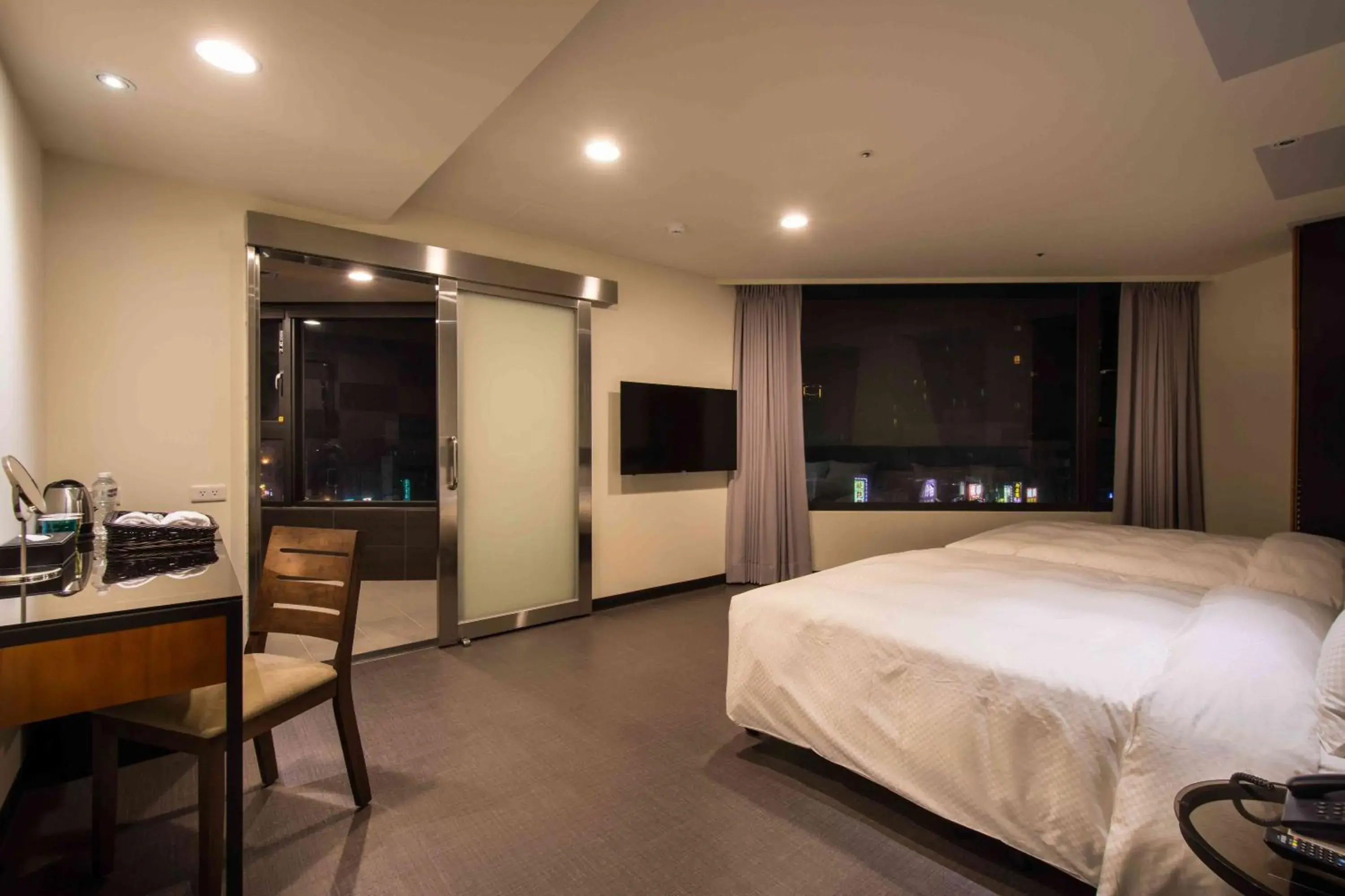 Facility for disabled guests, Bed in Hotel J Taoyuan