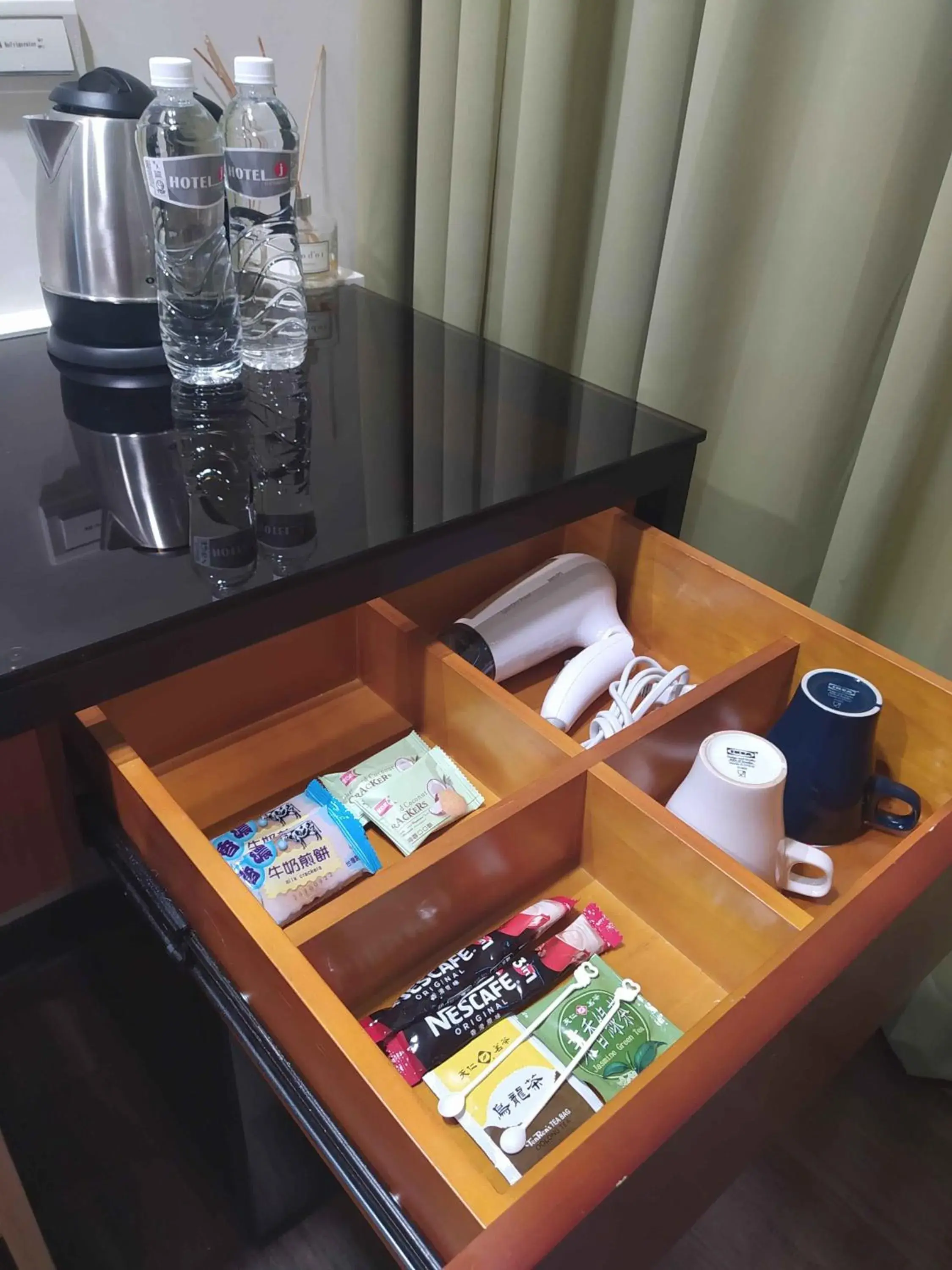 Coffee/tea facilities, TV/Entertainment Center in Hotel J Taoyuan