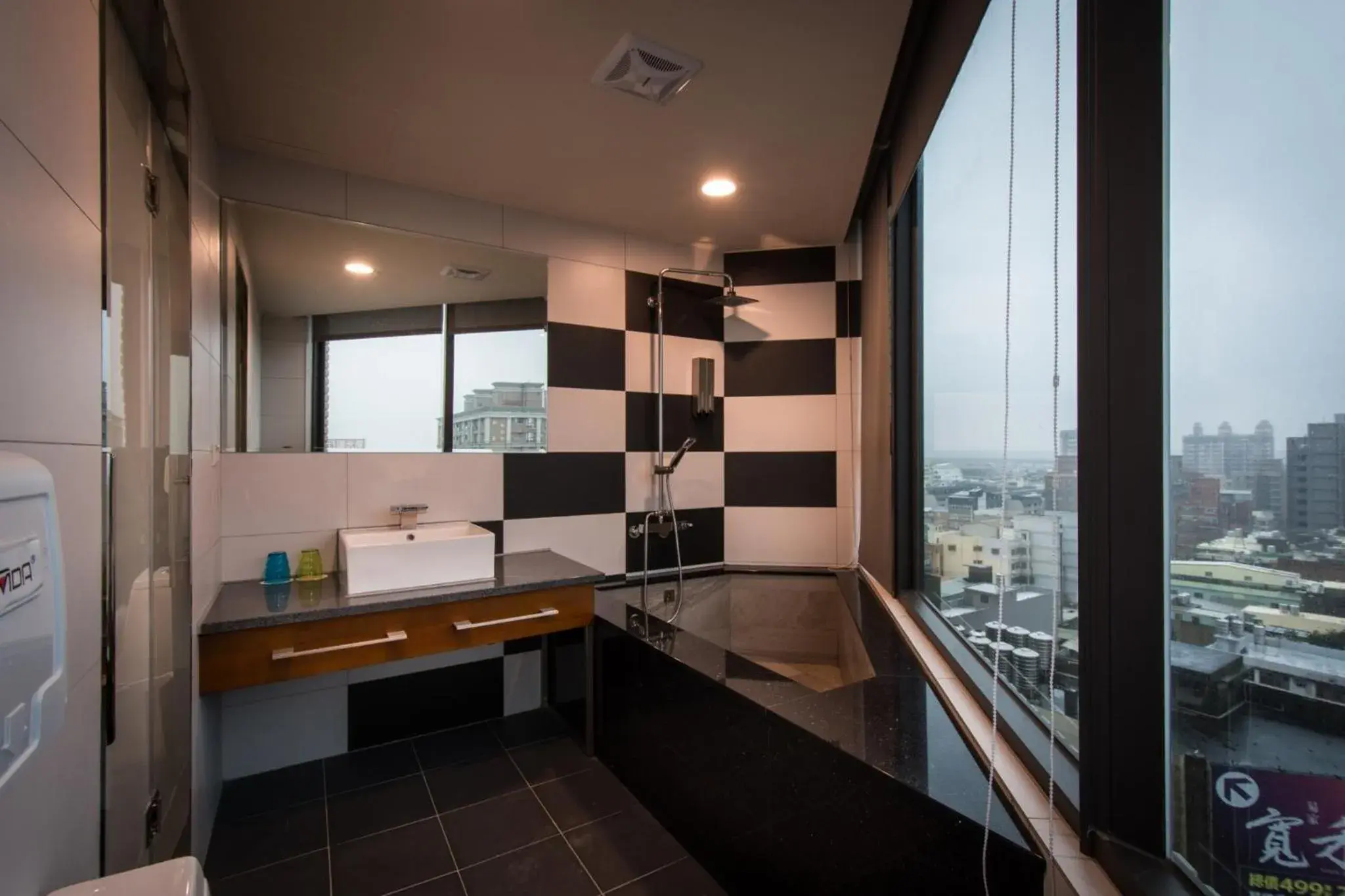 Shower, Kitchen/Kitchenette in Hotel J Taoyuan