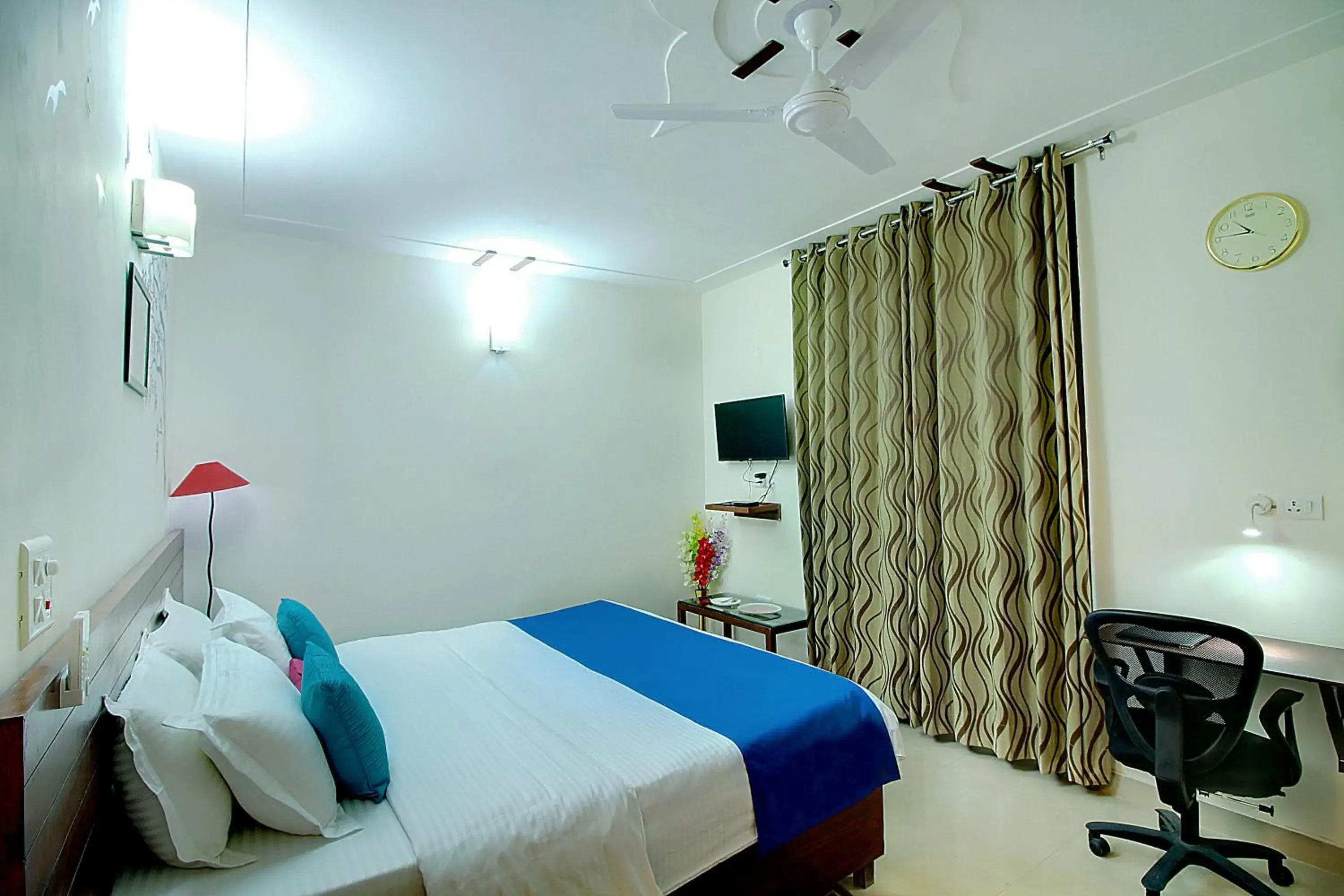 TV and multimedia, Bed in STAAYZ Premium Gurgaon TV and multimedia, Bed in STAAYZ Premium Gurgaon