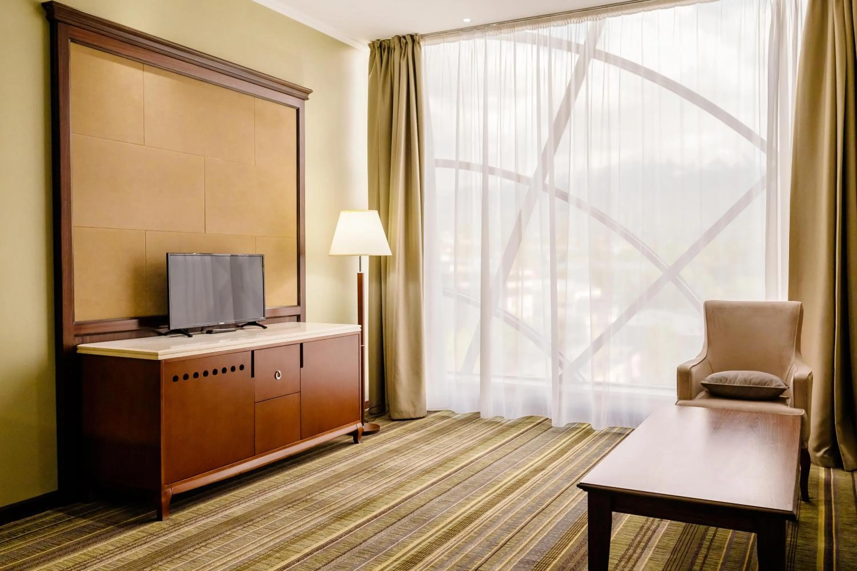 Communal lounge/ TV room in Shera Inn Hotel