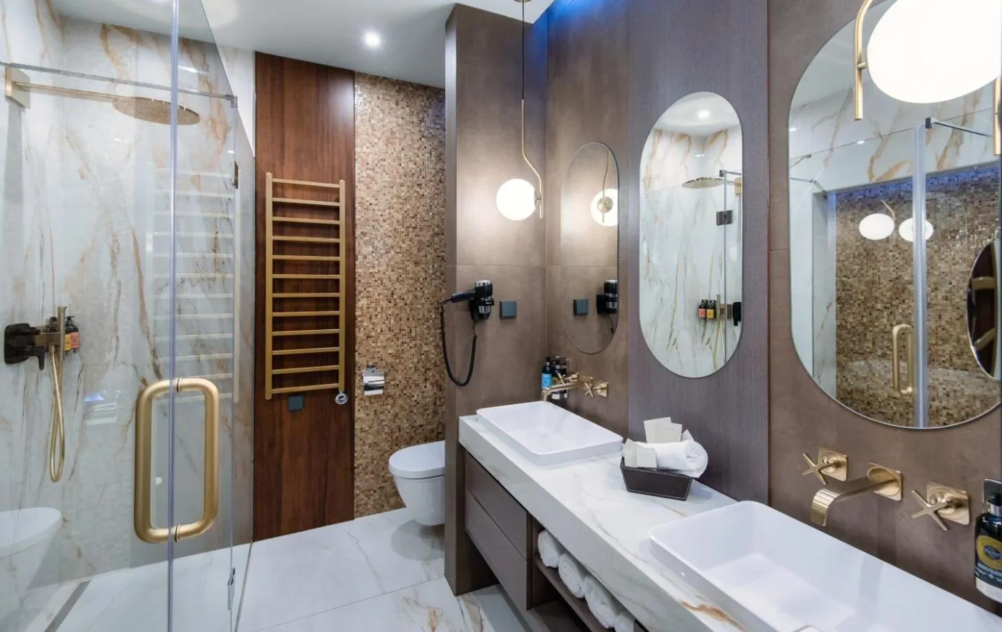 Shower in Avalon Resort & SPA