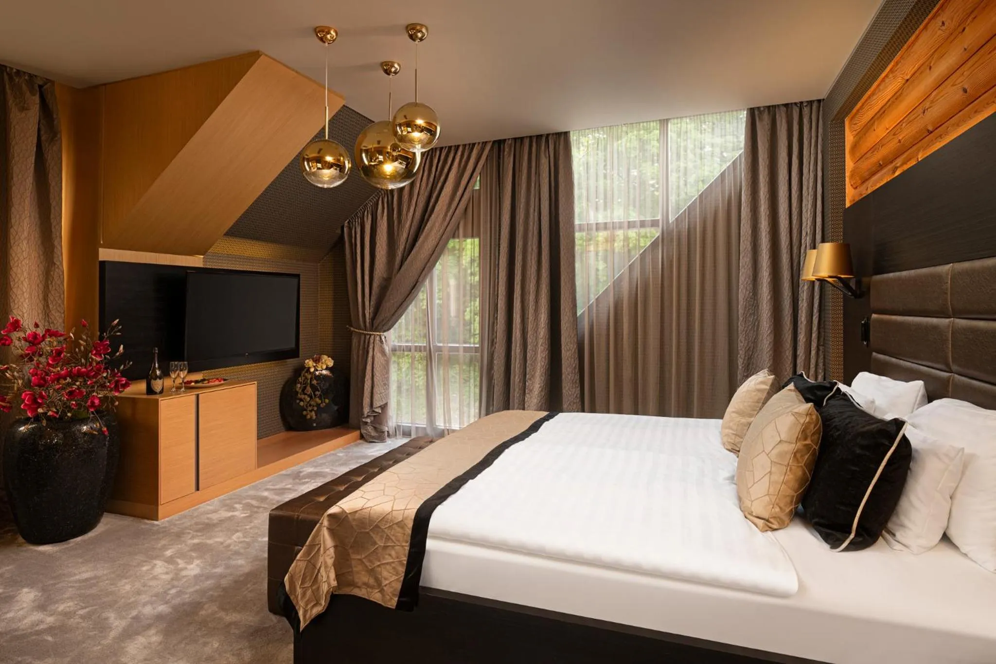 Bed in Avalon Resort & SPA