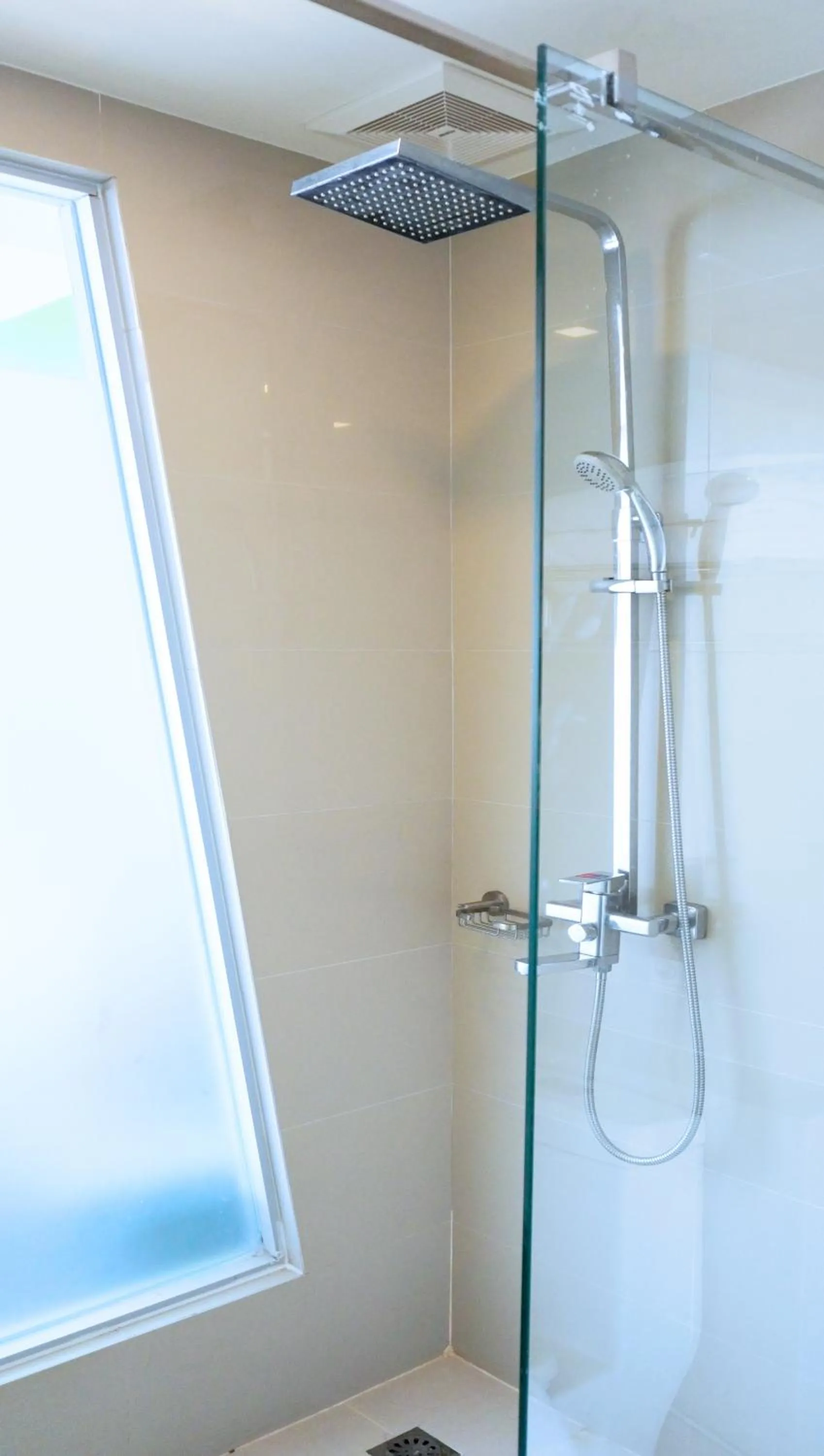 Shower in Blue Boat Hotel JC