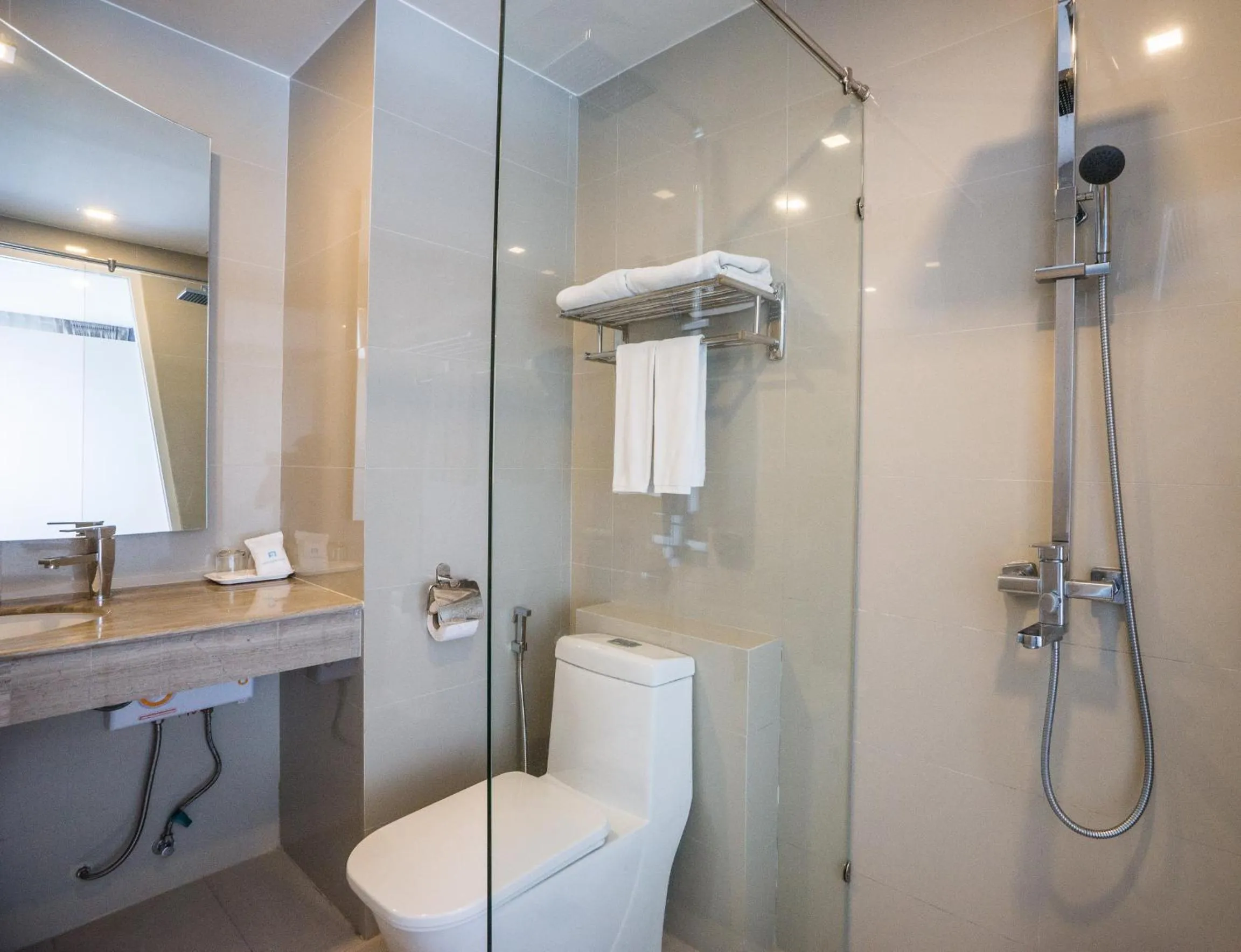 Shower in Blue Boat Hotel JC