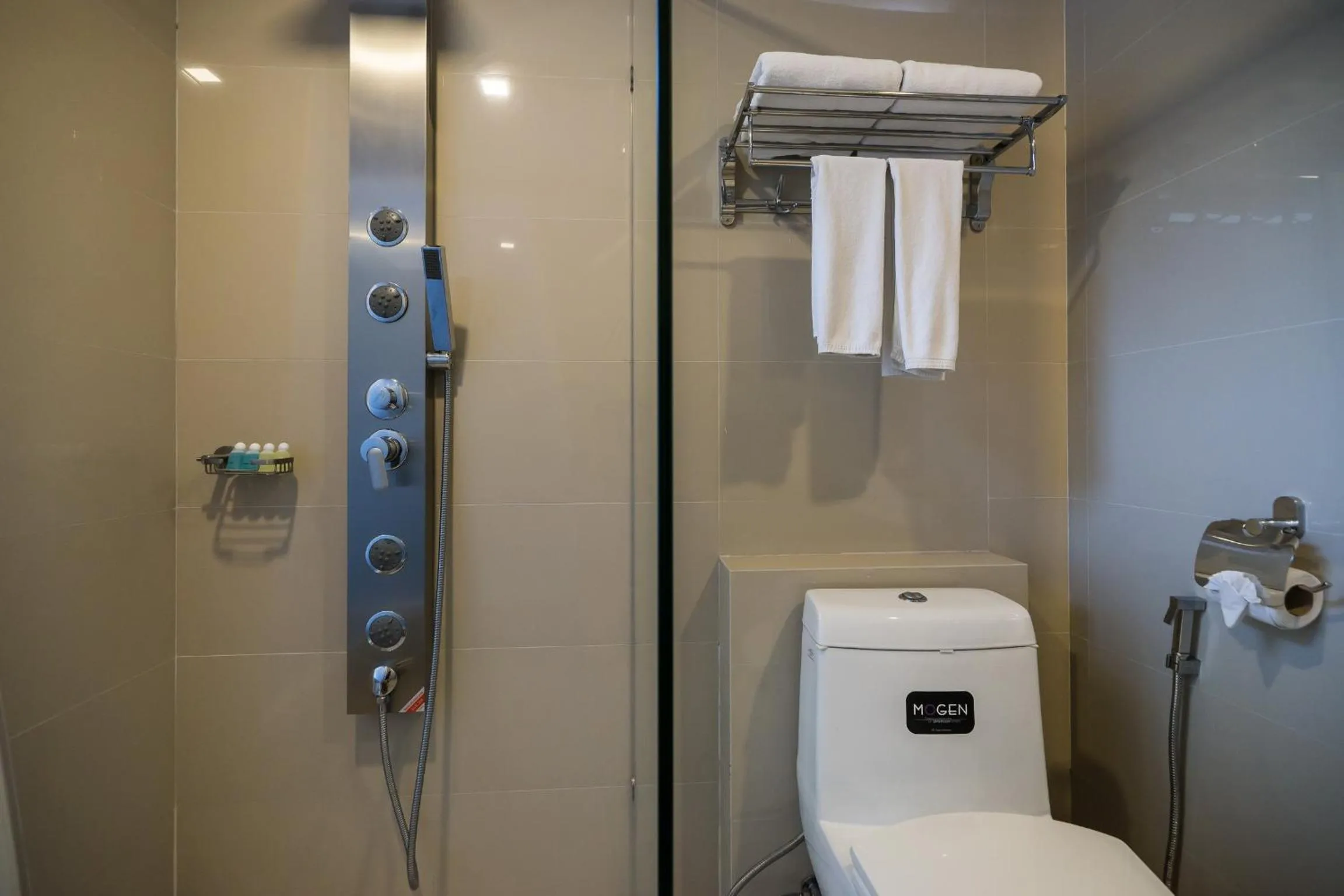 Shower in Blue Boat Hotel JC