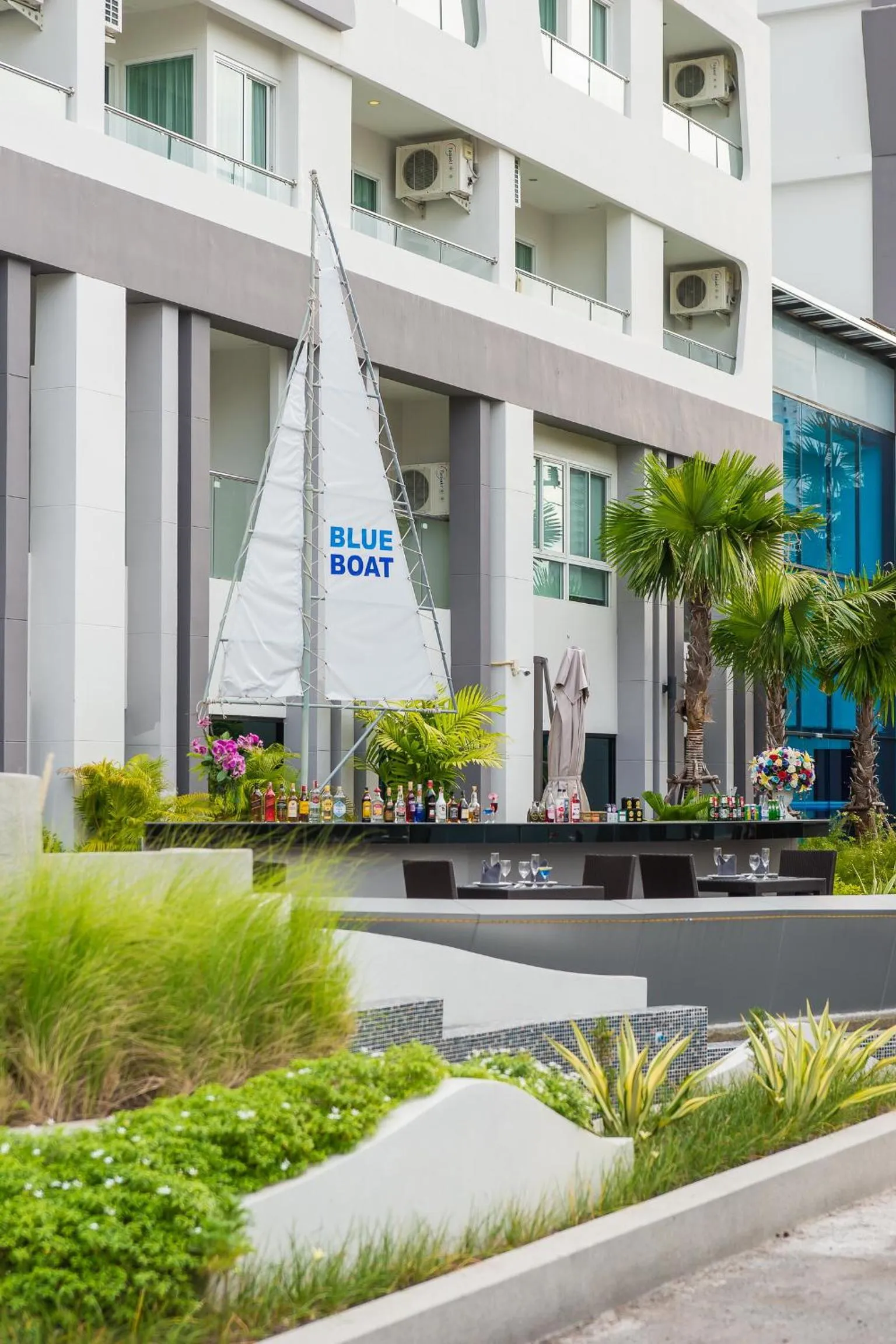 Restaurant/places to eat in Blue Boat Hotel JC