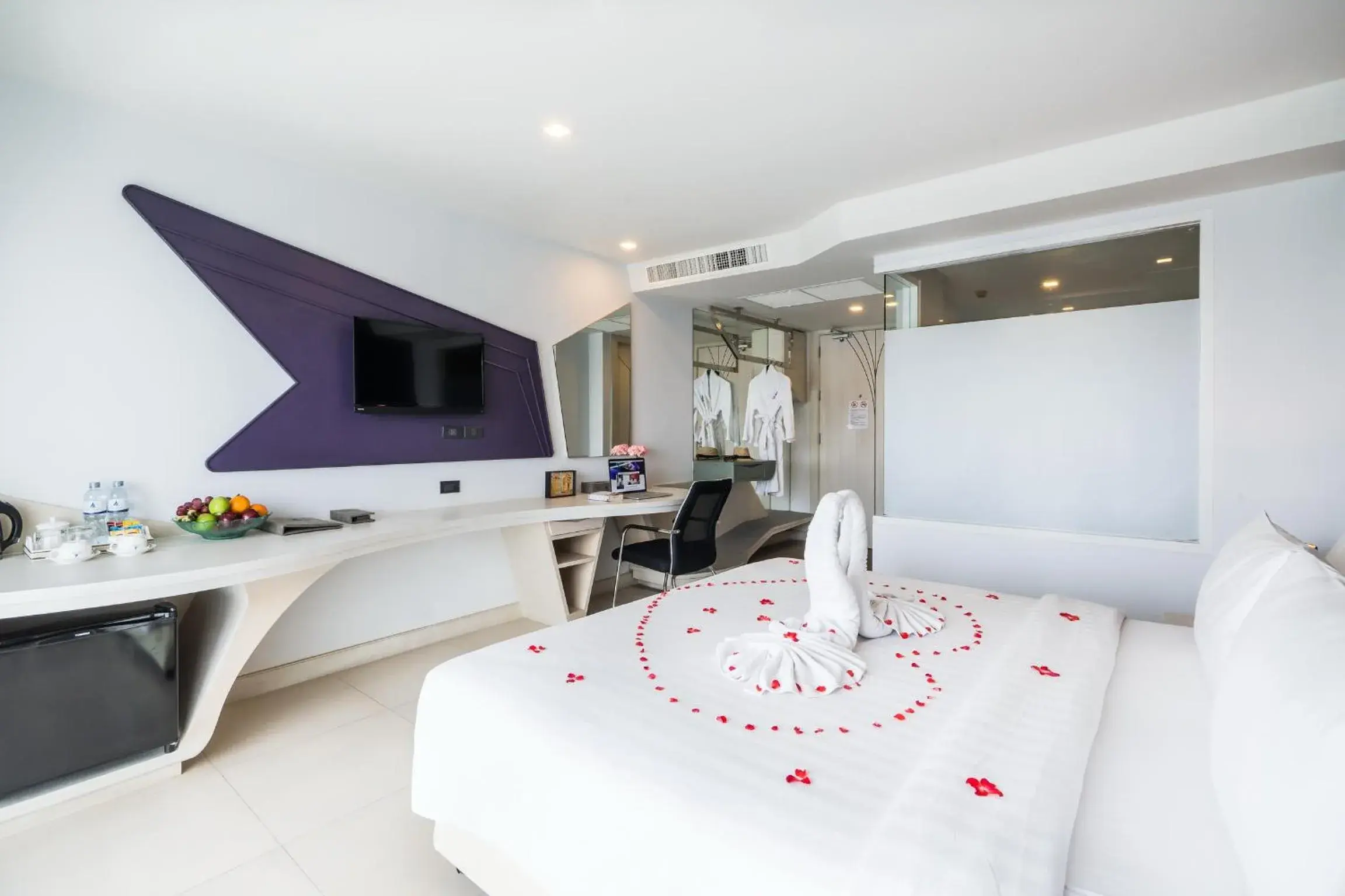 Toilet, Bed in Blue Boat Hotel JC Toilet, Bed in Blue Boat Hotel JC