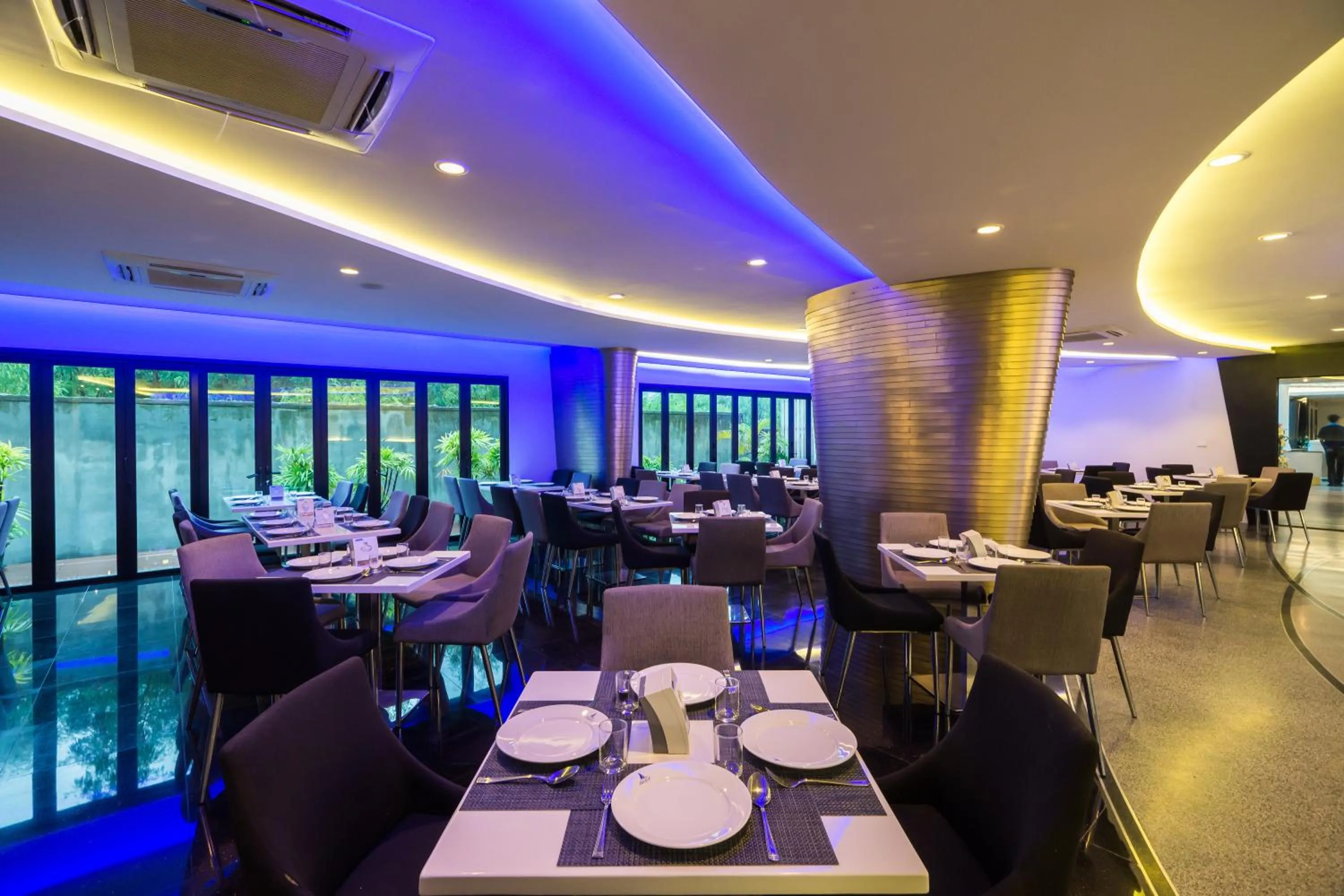 Restaurant/places to eat in Blue Boat Hotel JC