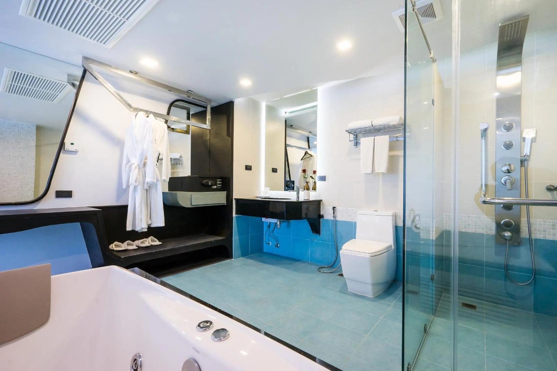 Shower in Blue Boat Hotel JC