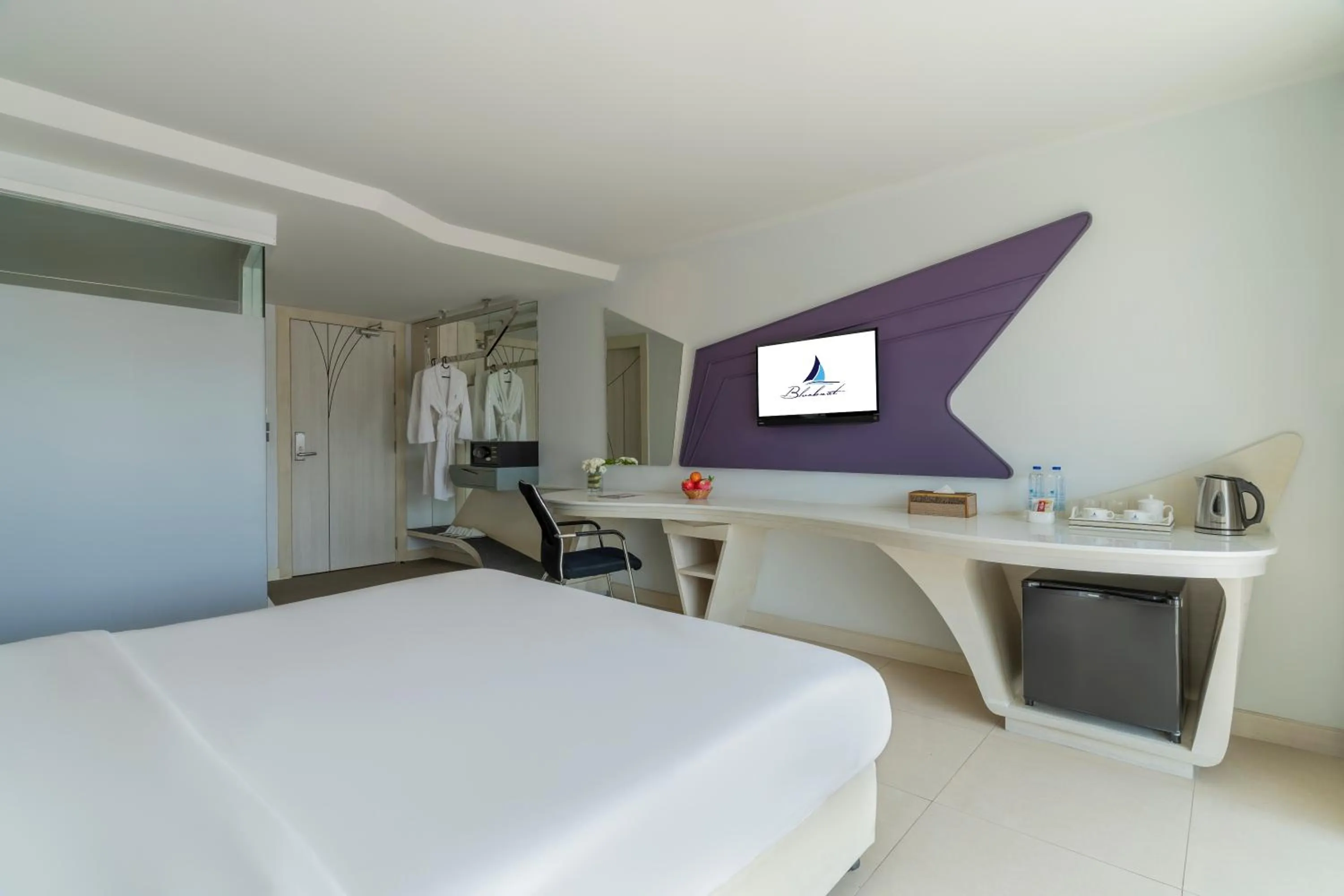 Bedroom, Bed in Blue Boat Hotel JC