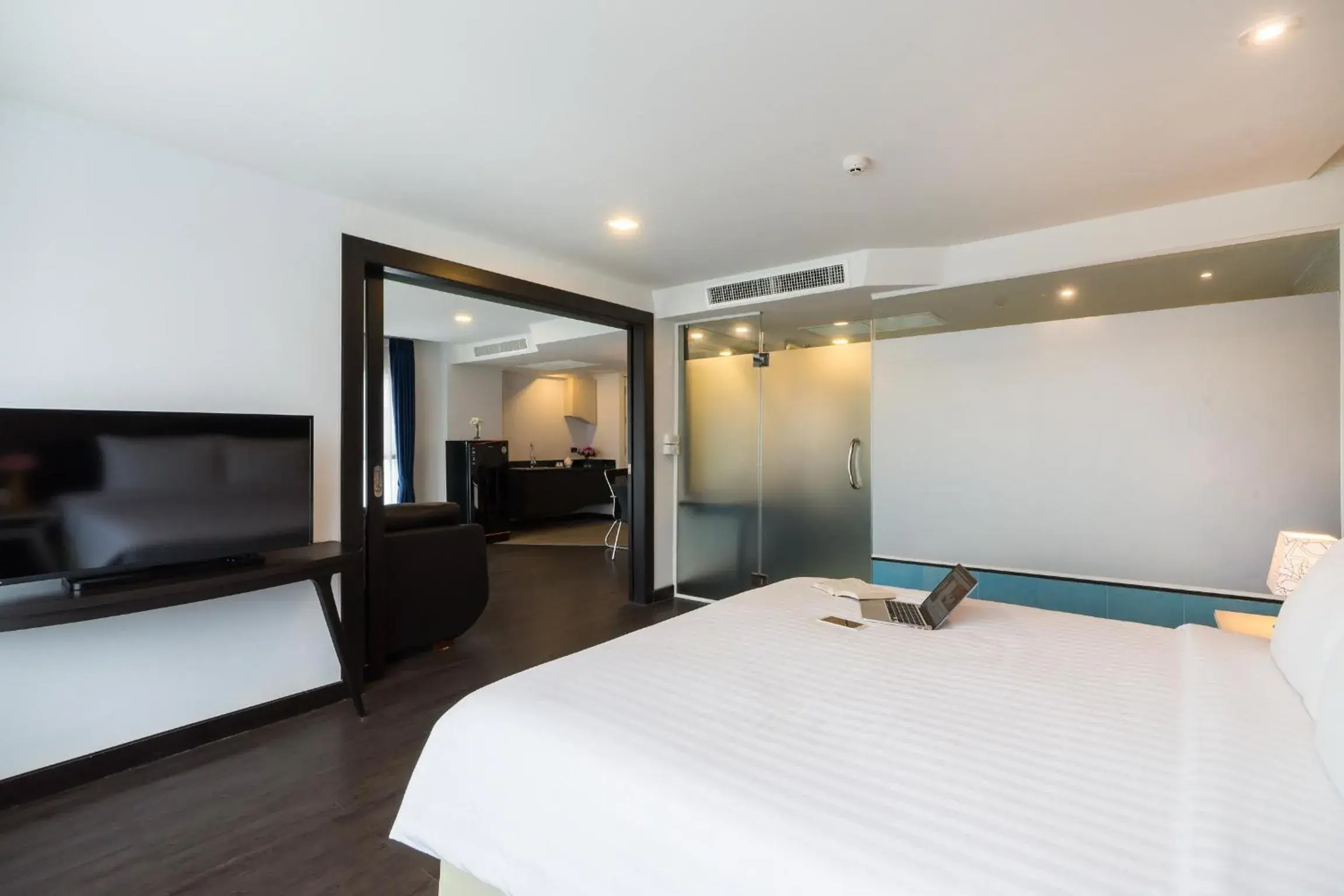 Shower, Bed in Blue Boat Hotel JC Shower, Bed in Blue Boat Hotel JC