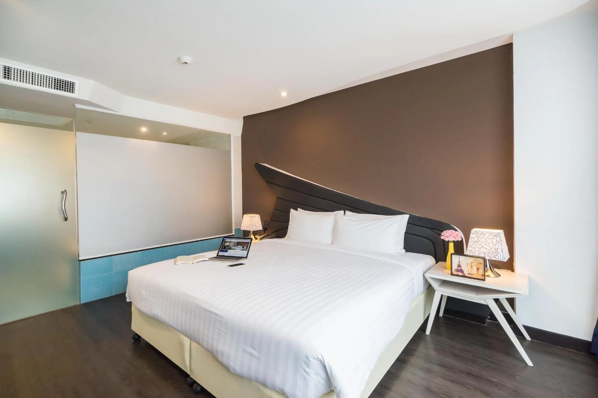 Bedroom, Bed in Blue Boat Hotel JC