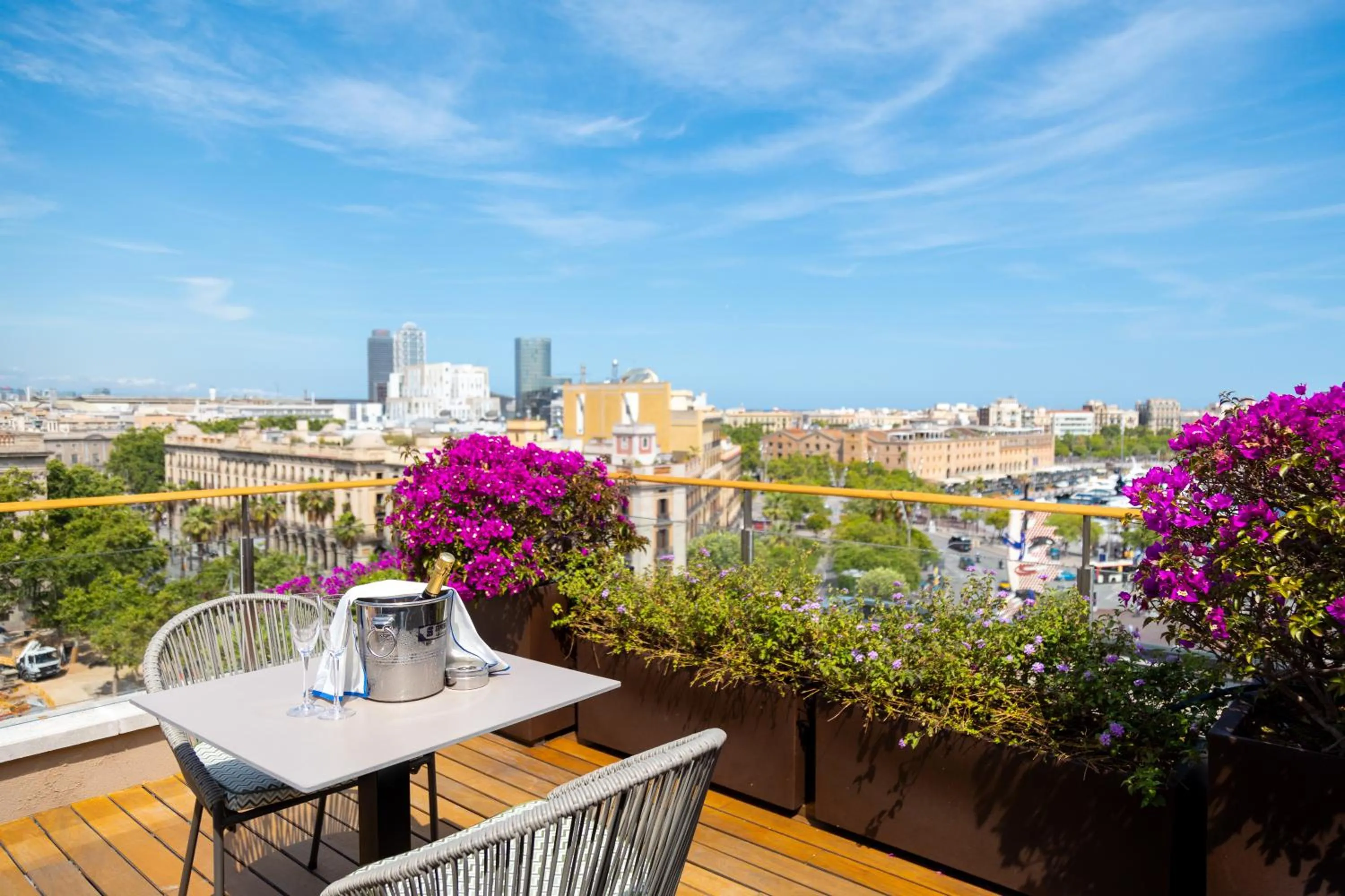 Property building in Duquesa Suites Landmark Hotel by Grup Duquessa