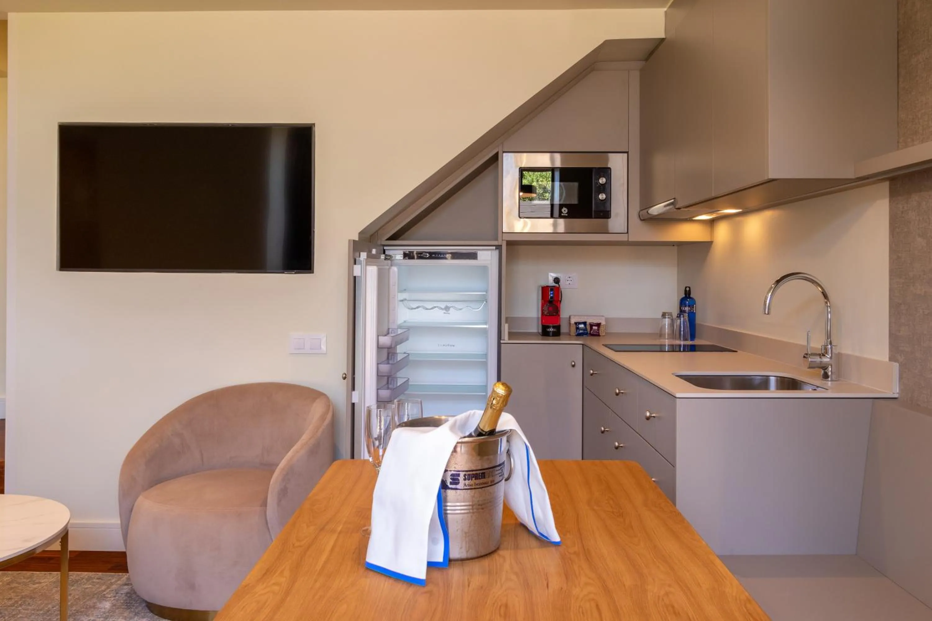 Kitchen or kitchenette in Duquesa Suites Landmark Hotel by Grup Duquessa