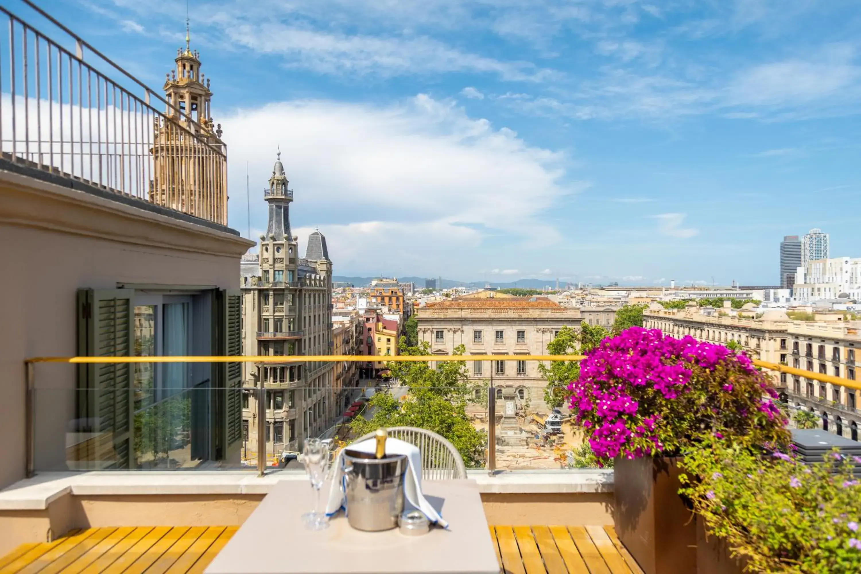 Property building in Duquesa Suites Landmark Hotel by Grup Duquessa Property building in Duquesa Suites Landmark Hotel by Grup Duquessa