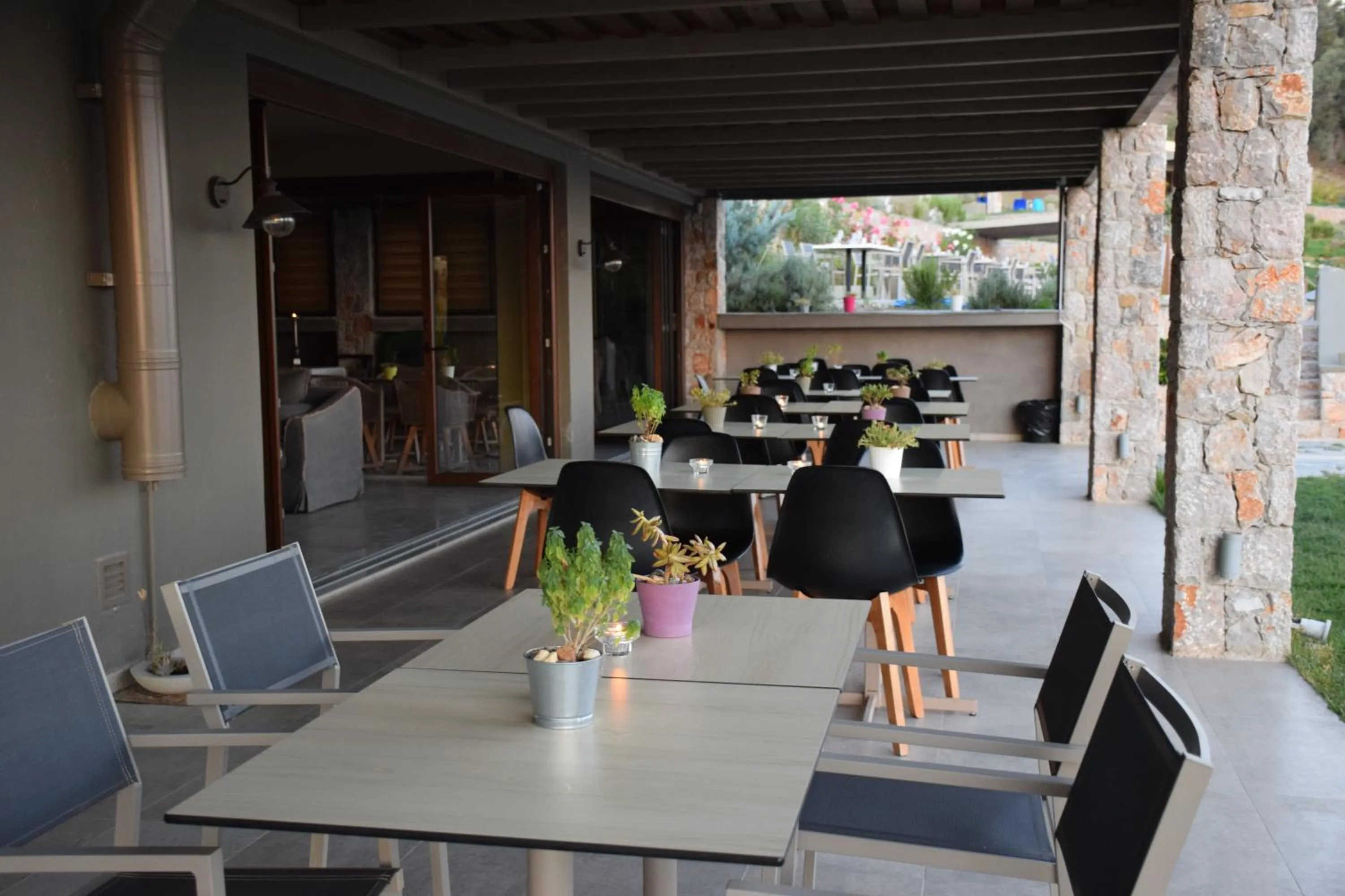 Restaurant/places to eat in Elimnion Resort