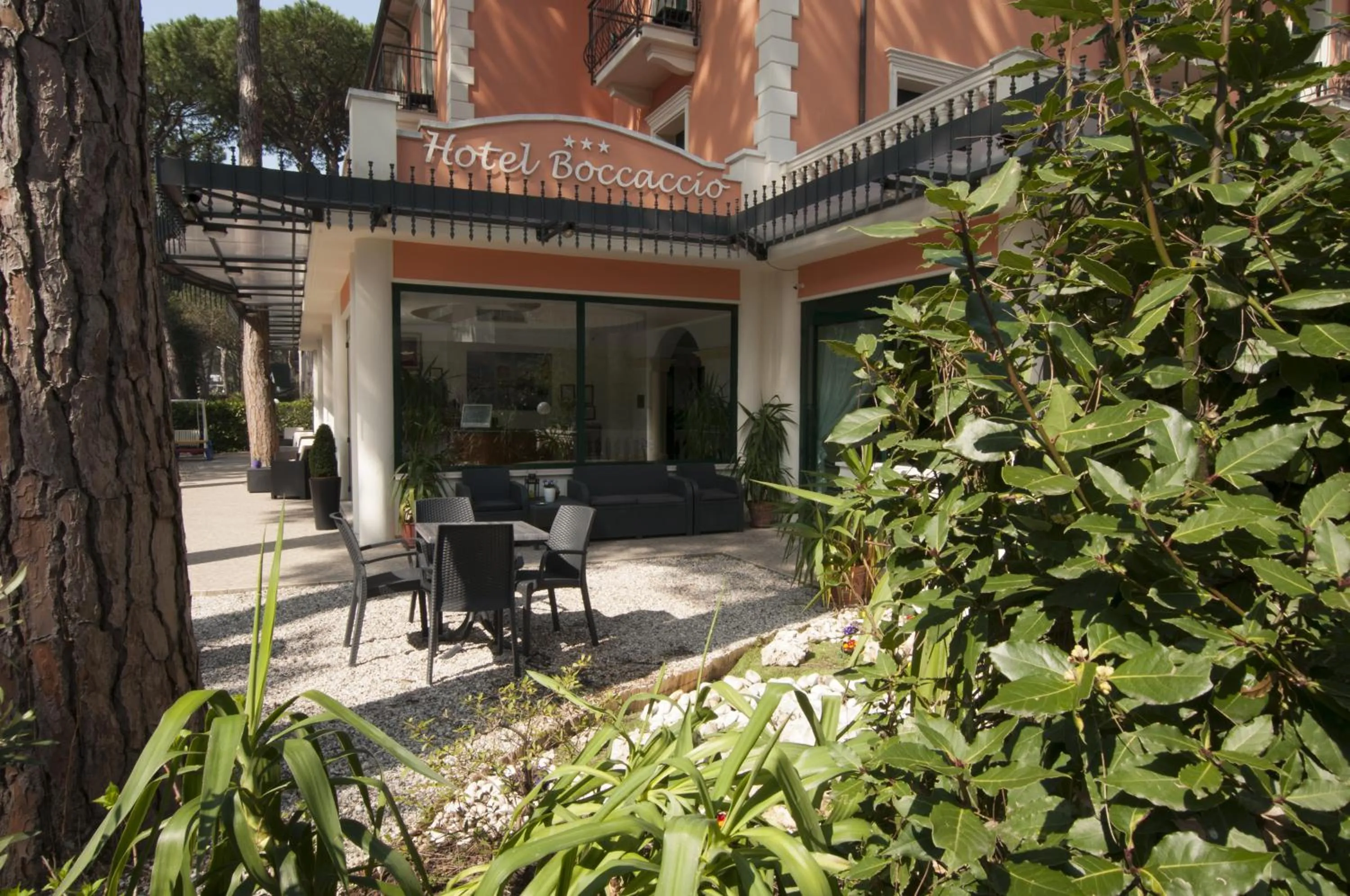 Facade/entrance in Hotel Boccaccio-free parking-