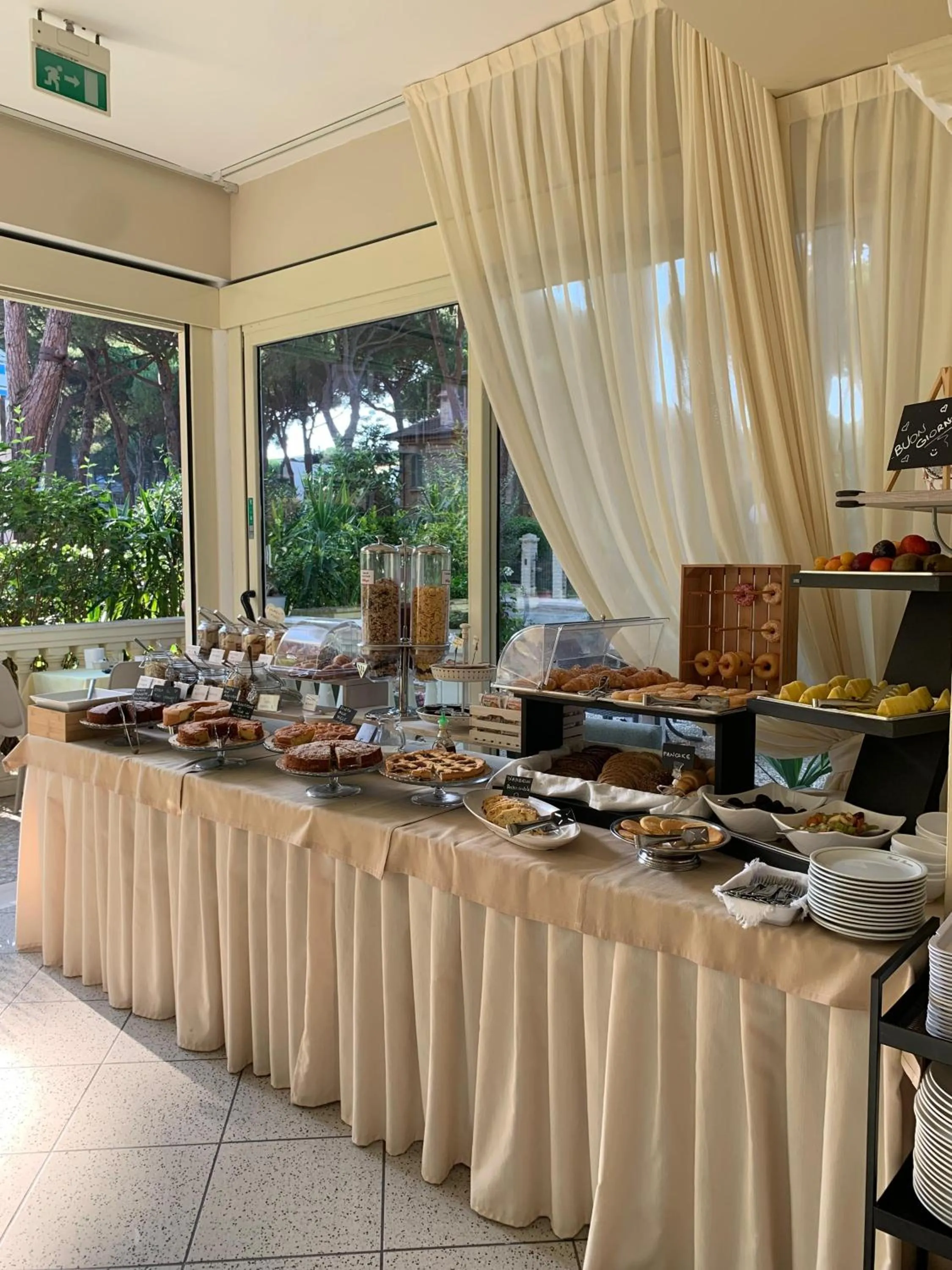 Continental breakfast in Hotel Boccaccio-free parking-