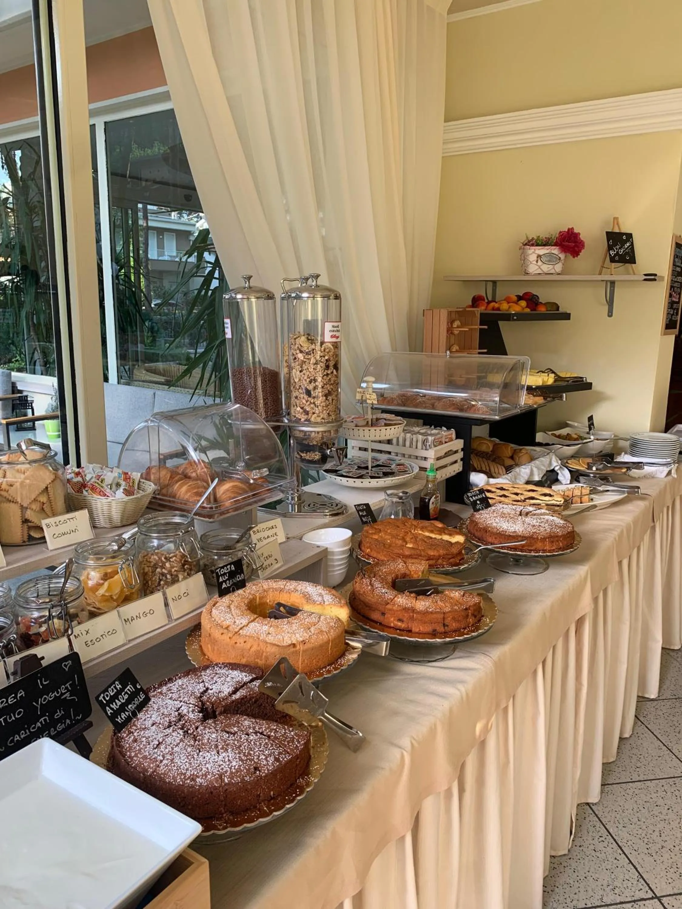 Buffet breakfast in Hotel Boccaccio-free parking-