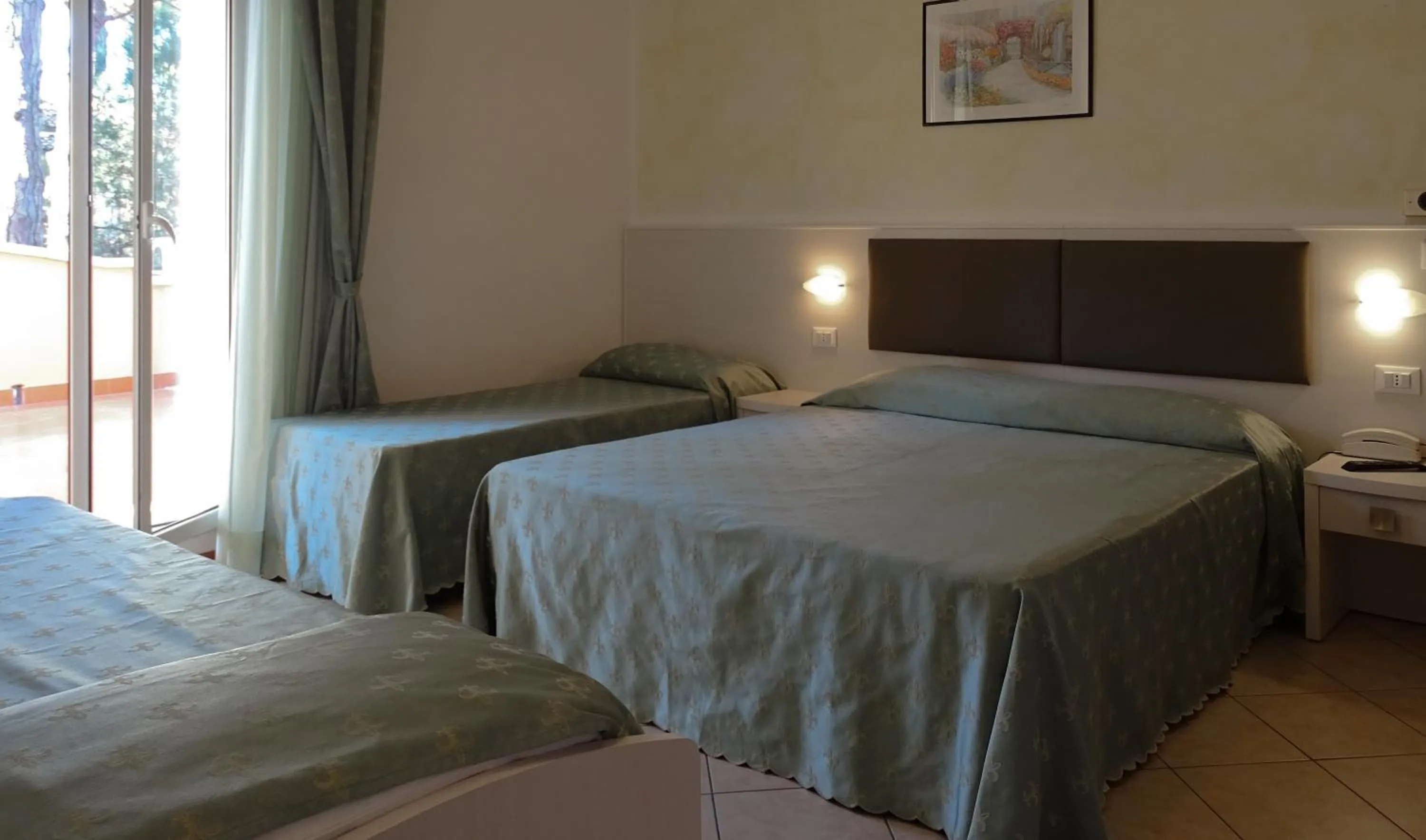 Bed in Hotel Boccaccio-free parking-
