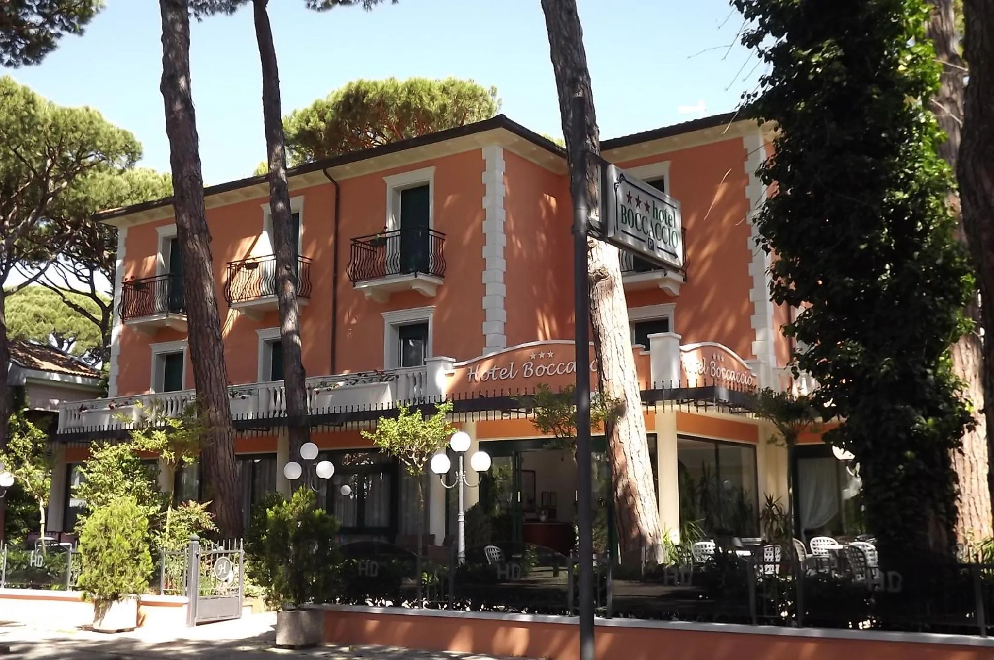 Facade/entrance in Hotel Boccaccio-free parking-