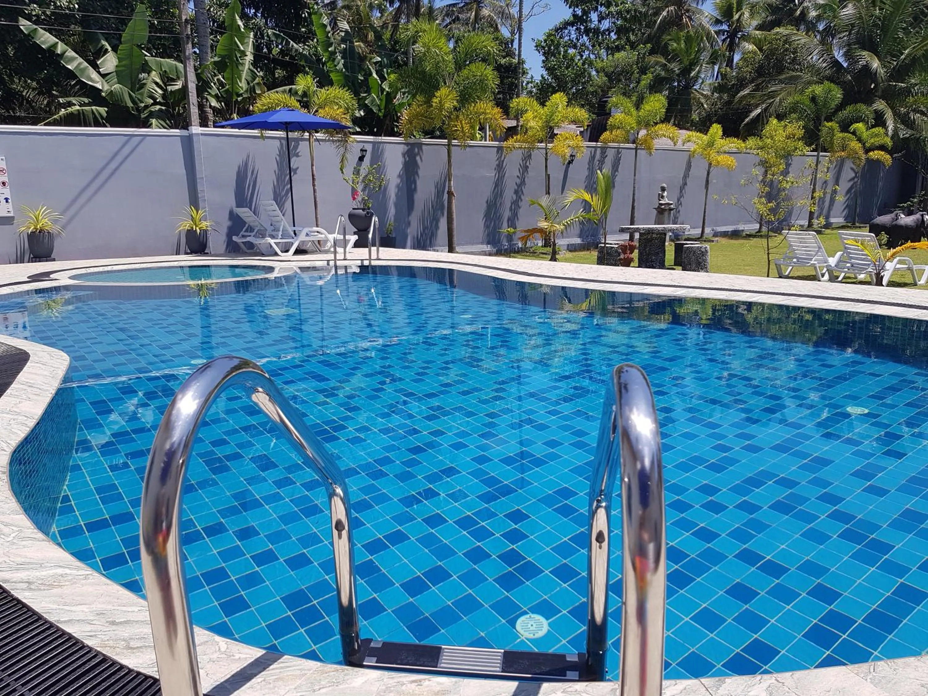 Swimming pool in Dhammika Magic Palace