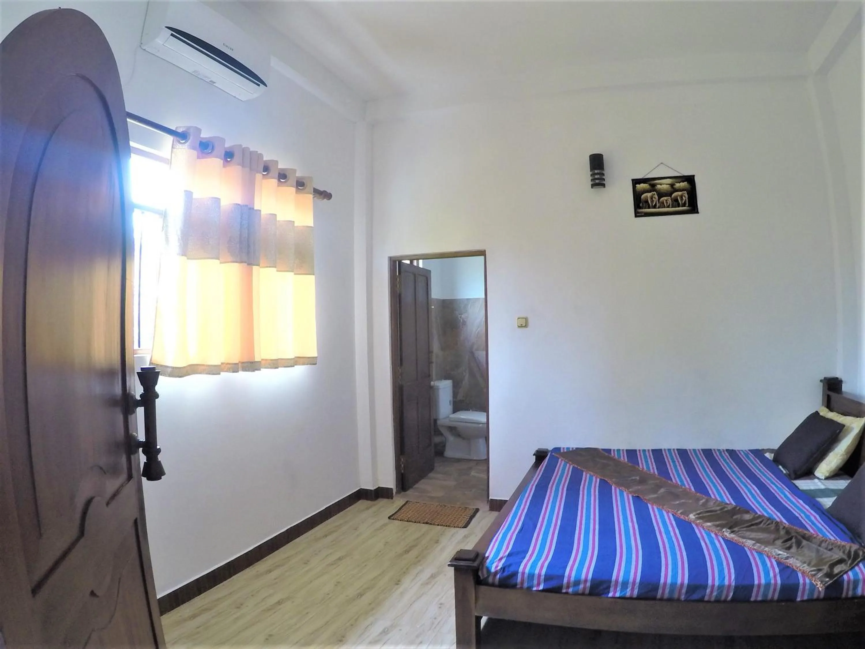 Photo of the whole room, Bed in Dhammika Magic Palace