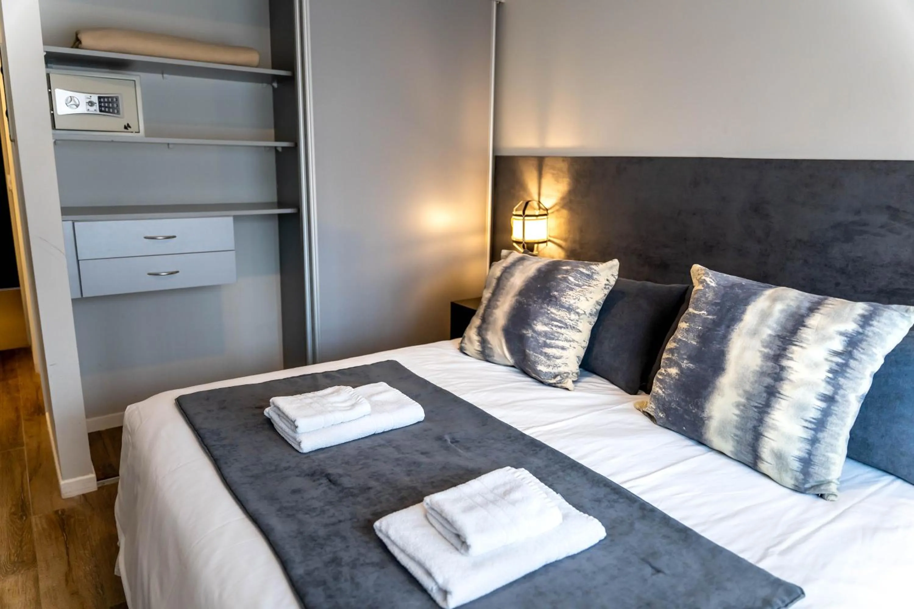 wardrobe, Bed in O2 Hotel Mar del Plata