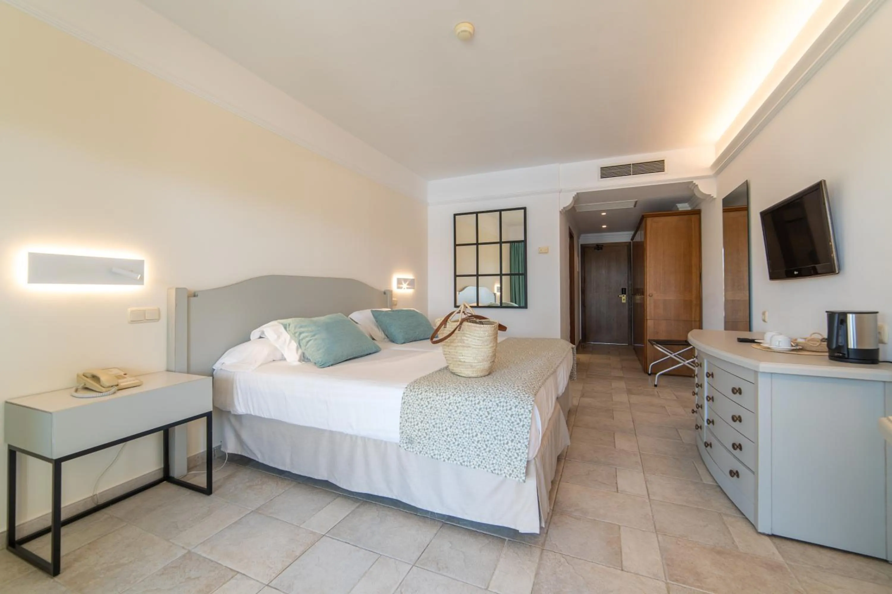 Bedroom, Bed in CM Mallorca Palace - Only Adults