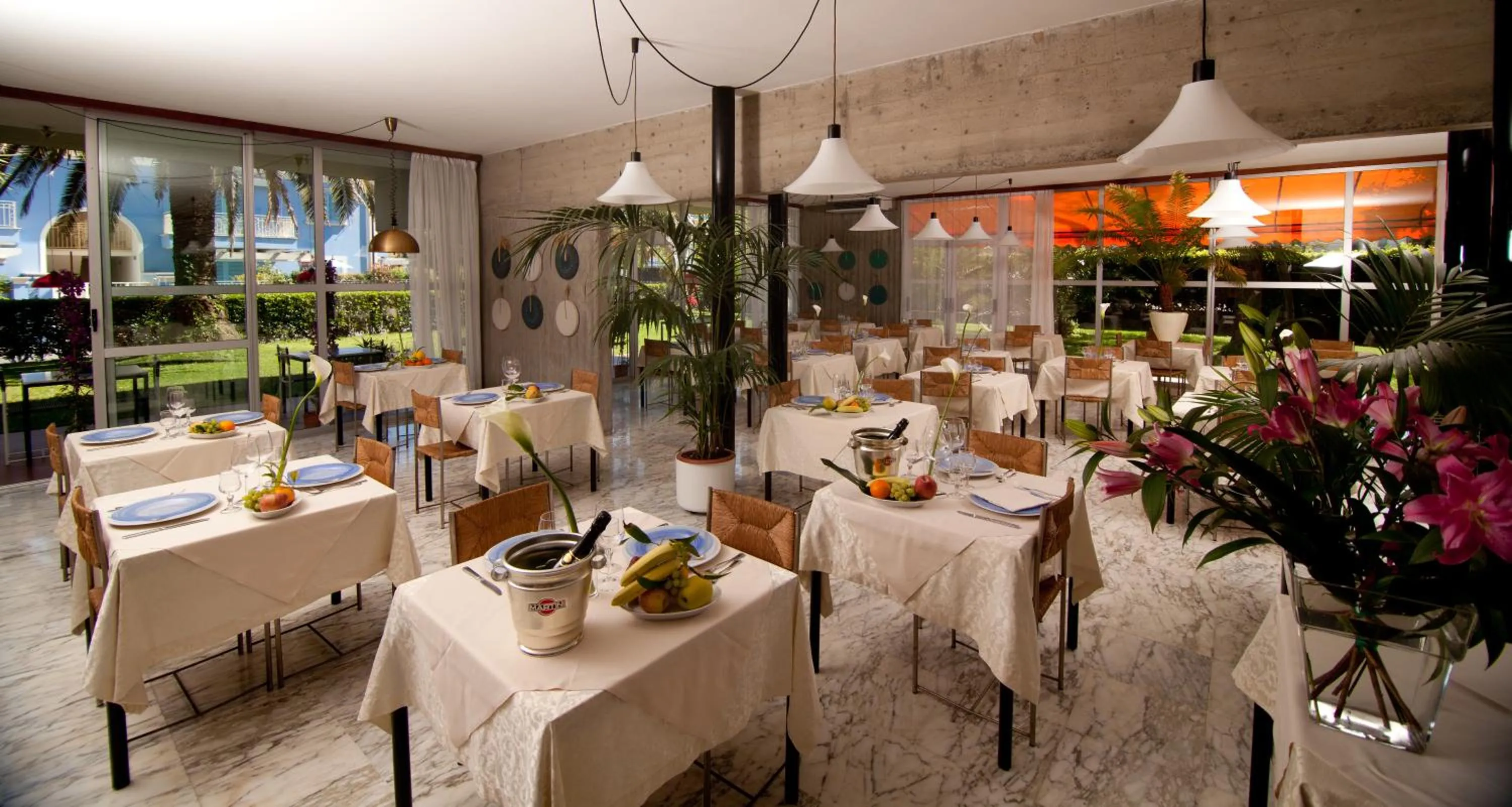 Restaurant/places to eat in Hotel Marina