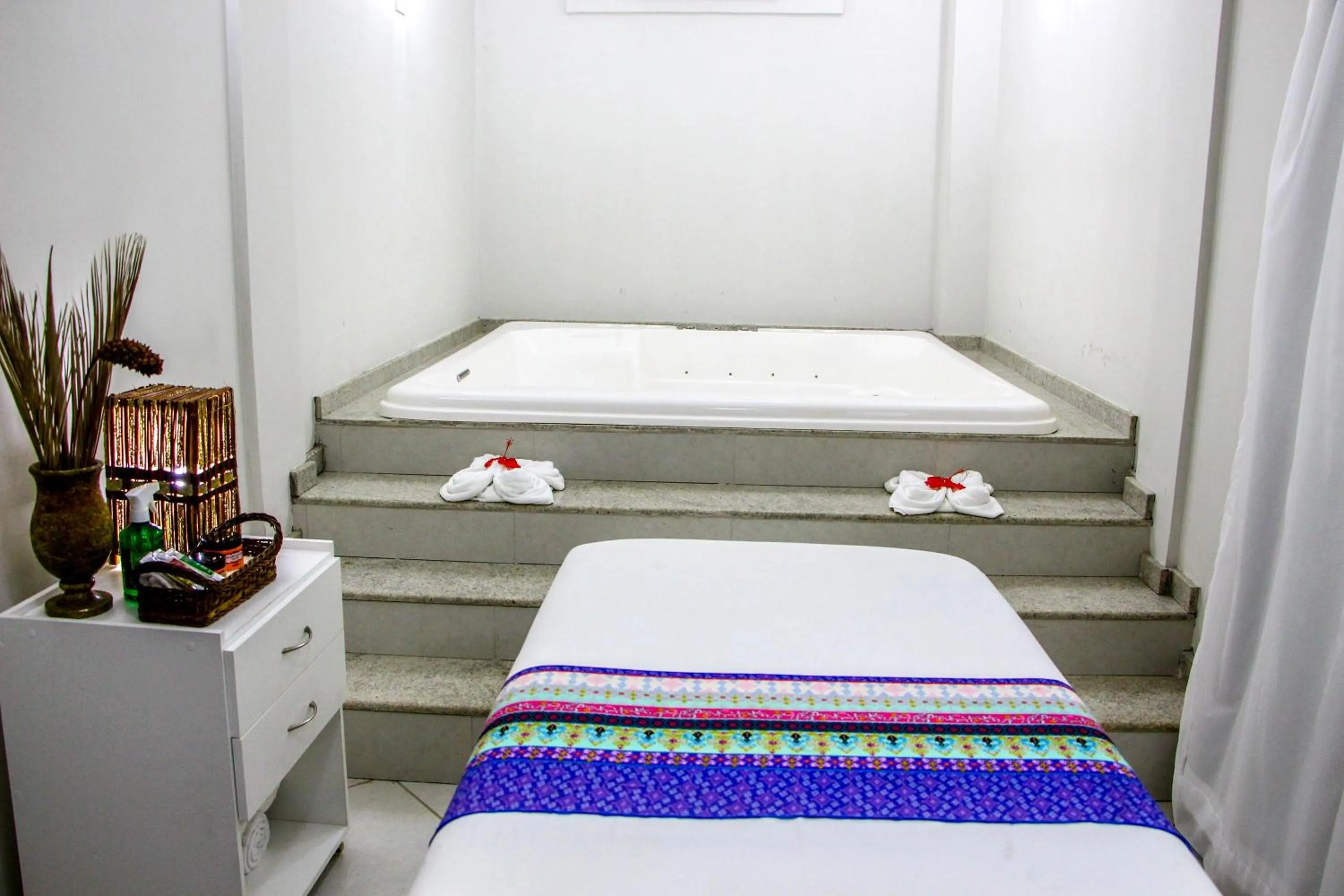 Hot Tub, Bed in Makaira Beach Resort