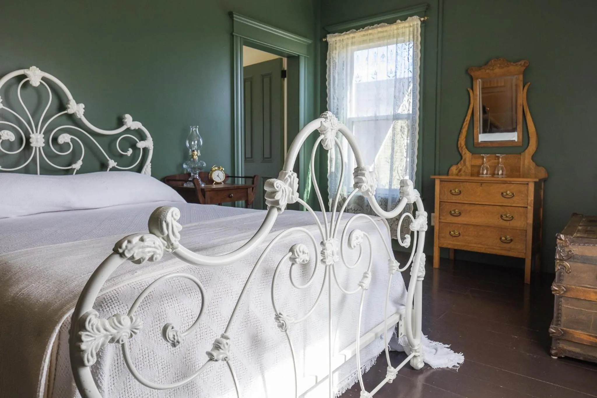 Property building, Bed in Hôtel Château Albert