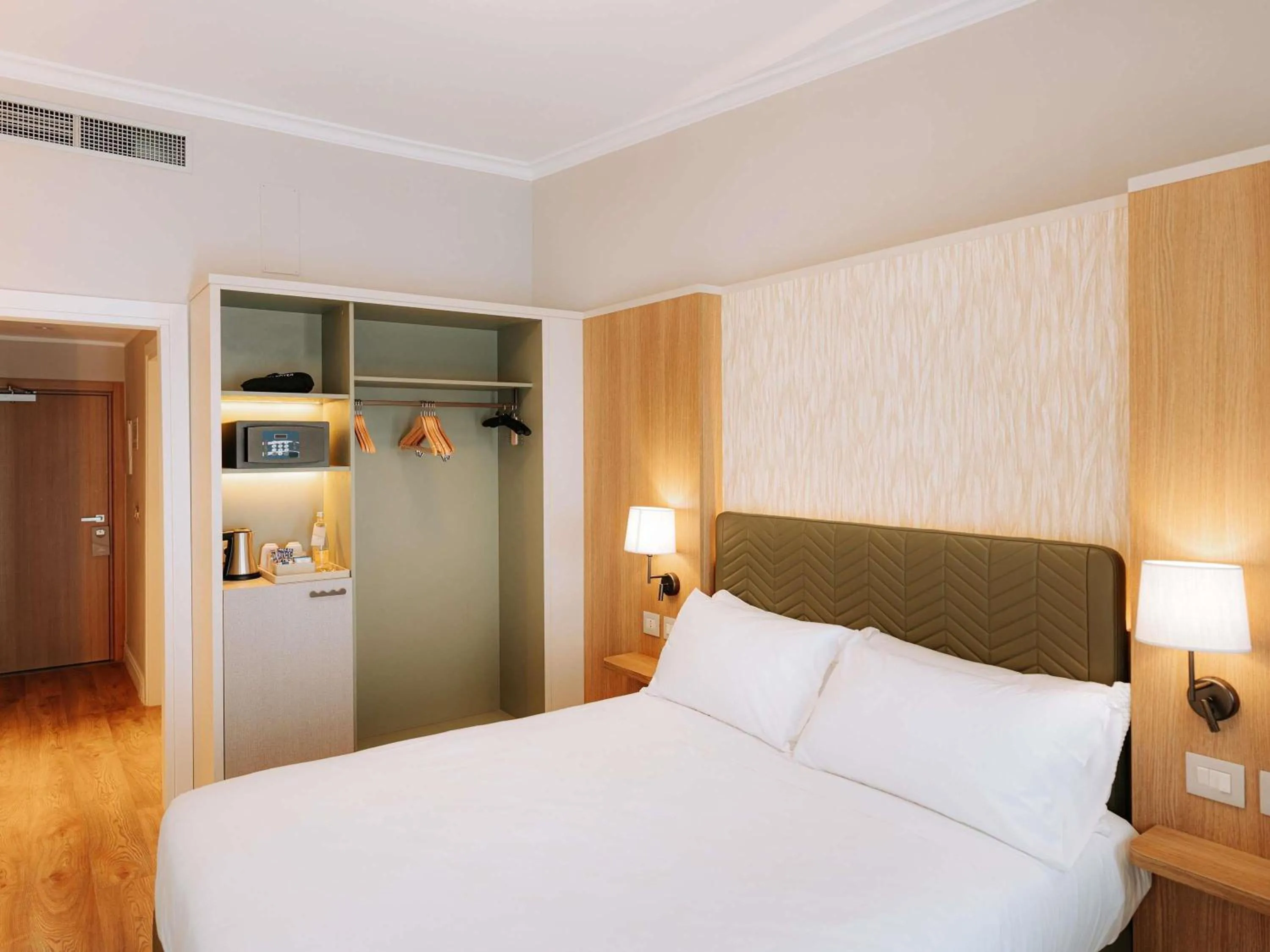 Bedroom, Bed in Mövenpick Hotel Bari