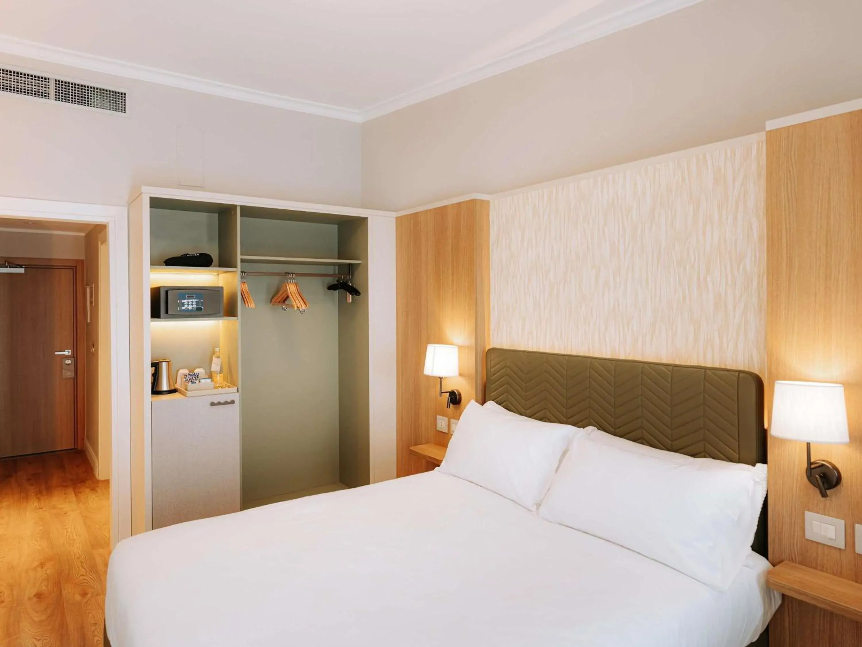 Bedroom, Bed in Mövenpick Hotel Bari Bedroom, Bed in Mövenpick Hotel Bari