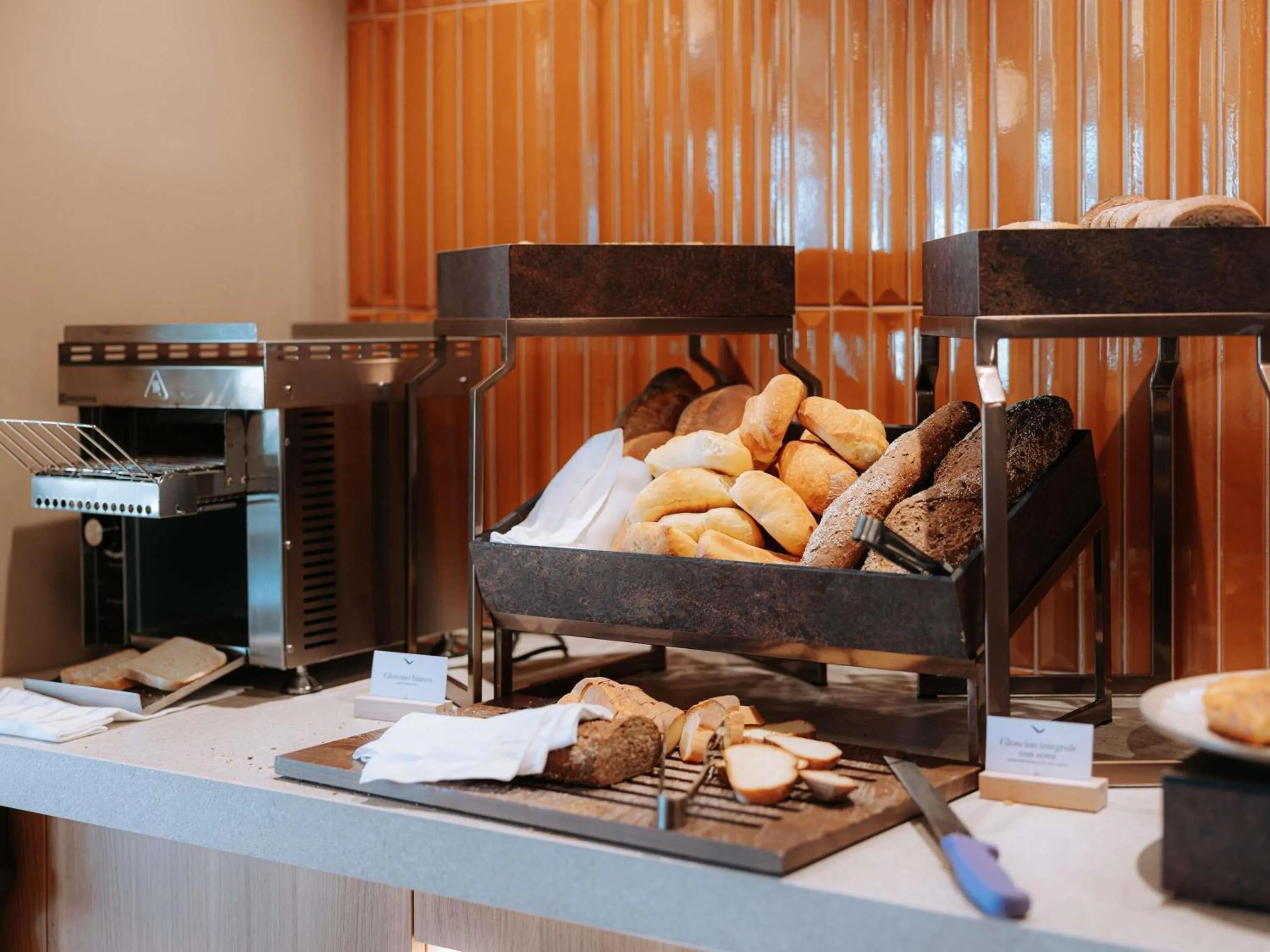 Restaurant/places to eat in Mövenpick Hotel Bari