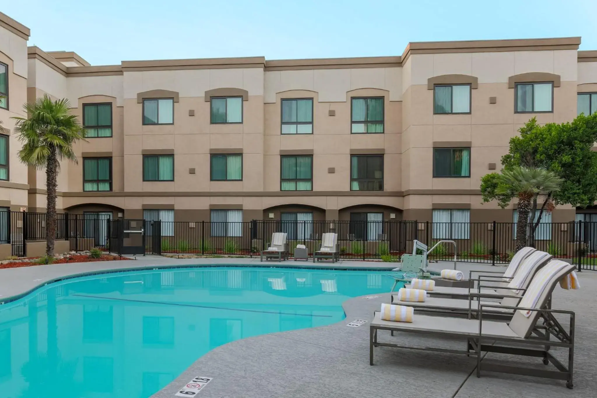 Swimming pool, Property Building in DoubleTree Suites by Hilton Hotel Sacramento – Rancho Cordova