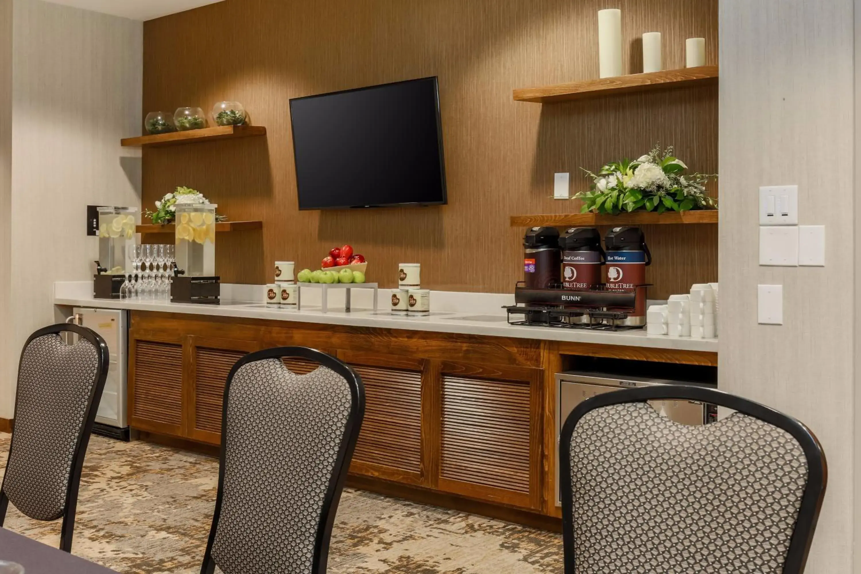 Meeting/conference room, TV/Entertainment Center in DoubleTree Suites by Hilton Hotel Sacramento – Rancho Cordova