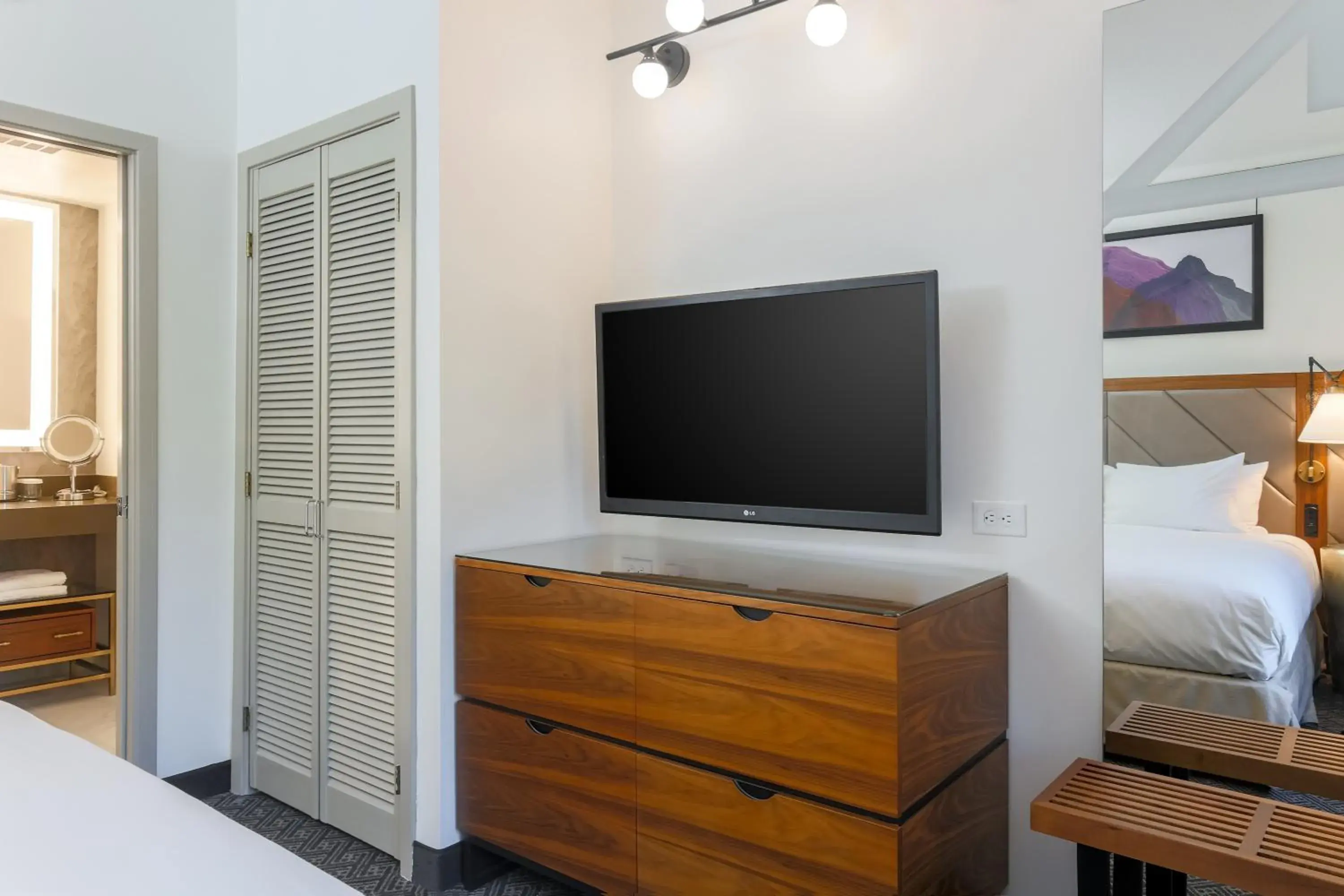 Bedroom, TV/Entertainment Center in DoubleTree Suites by Hilton Hotel Sacramento – Rancho Cordova