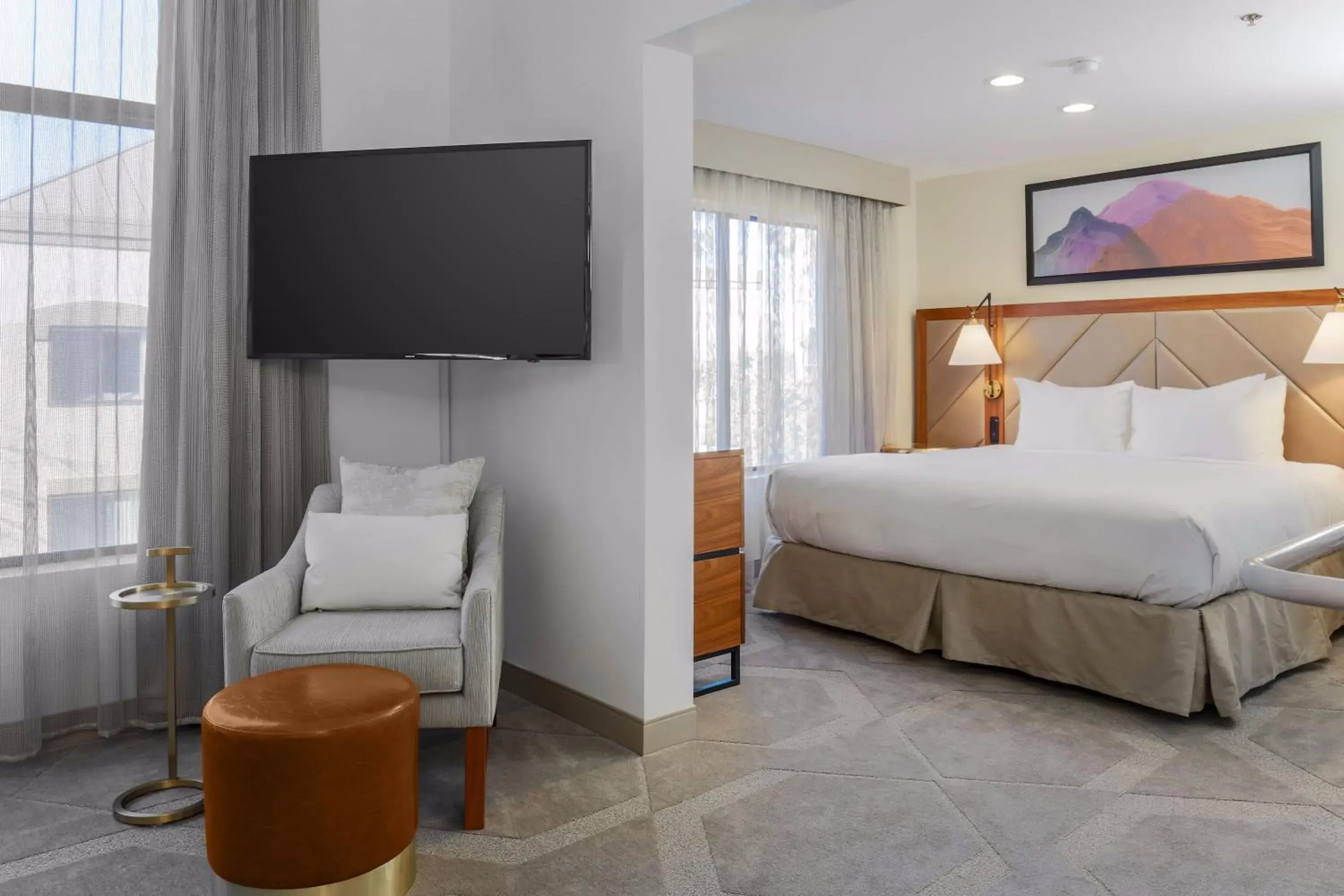 Bedroom, TV/Entertainment Center in DoubleTree Suites by Hilton Hotel Sacramento – Rancho Cordova
