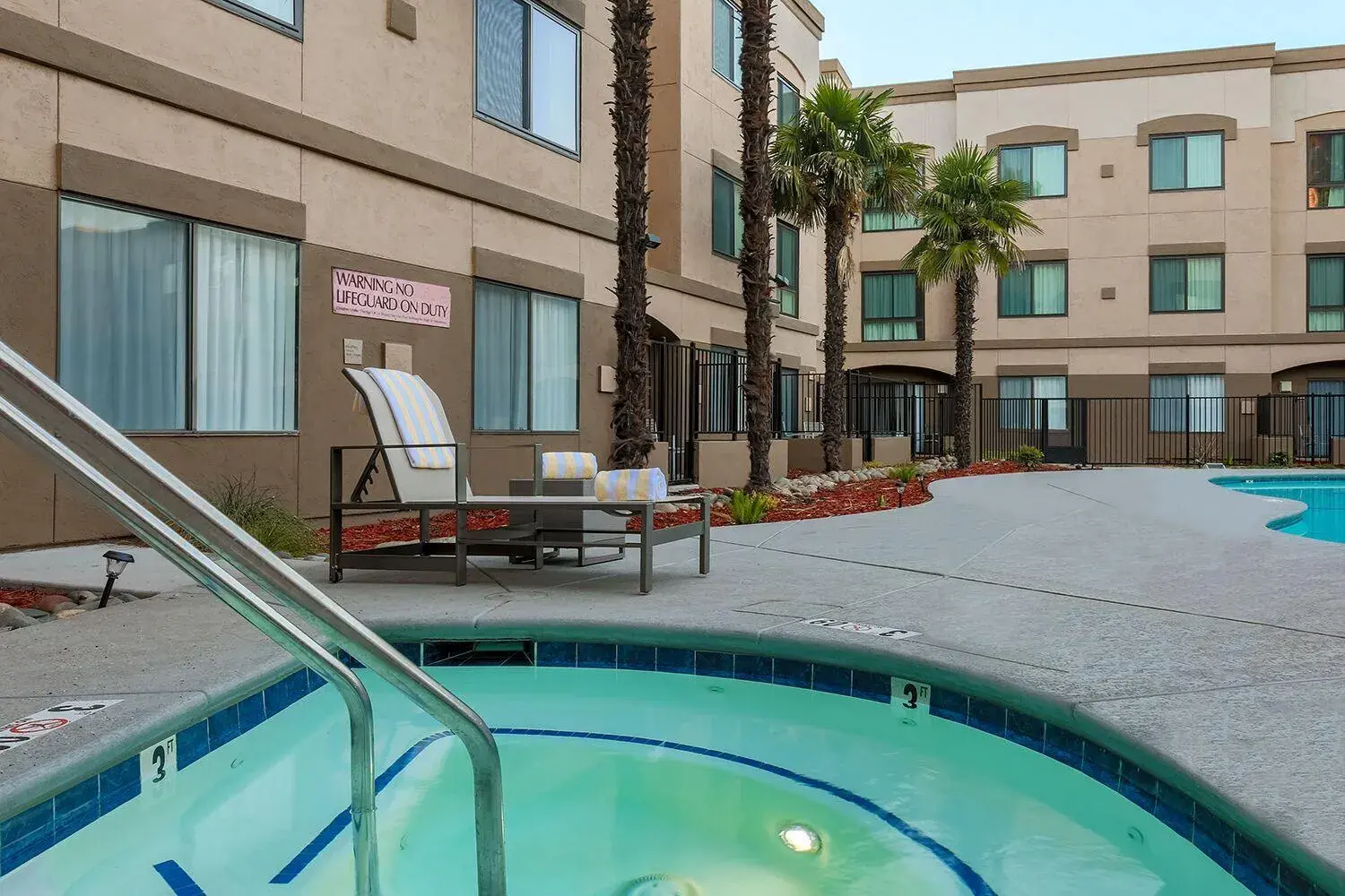 Hot Tub, Swimming Pool in DoubleTree Suites by Hilton Hotel Sacramento – Rancho Cordova