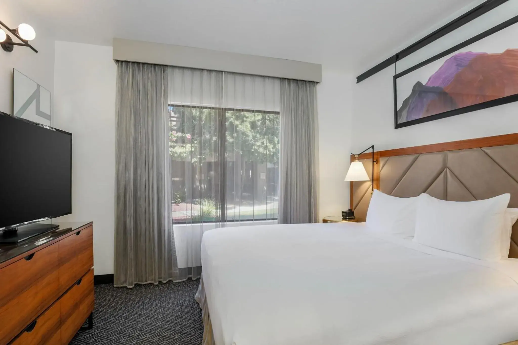Bedroom, Bed in DoubleTree Suites by Hilton Hotel Sacramento – Rancho Cordova